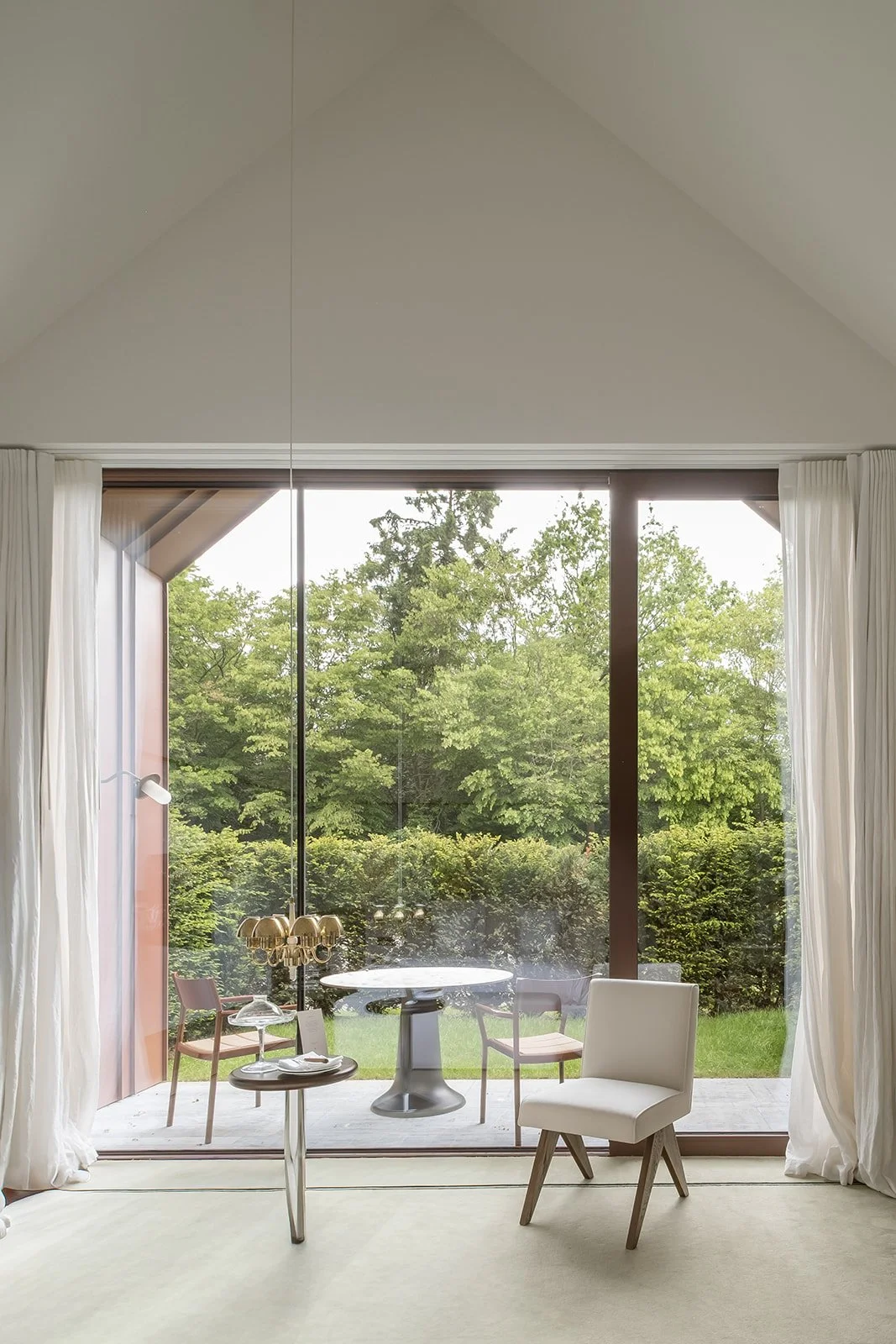 hotelkamer-glazen-kopgevel-naar-tuin-maison-colette-westerlo-ferm-architectuur-036.jpg