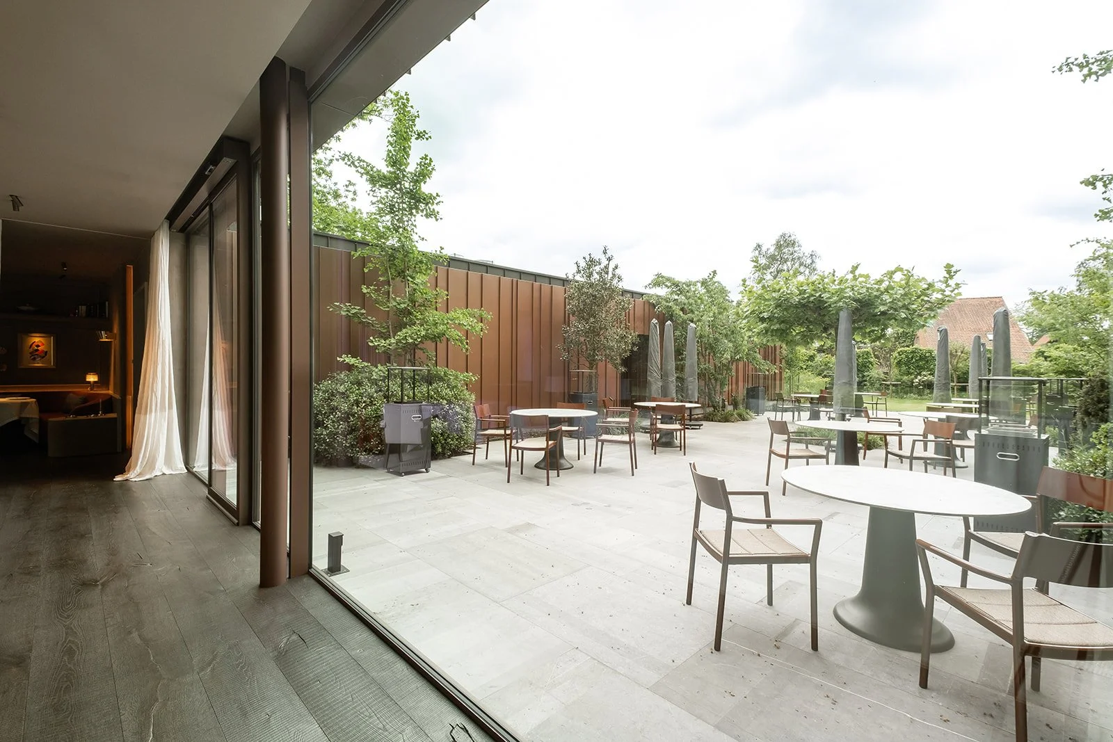 glazen-gevel-restaurant-naar-ingesloten-terras-maison-colette-westerlo-ferm-architectuur-132.jpg