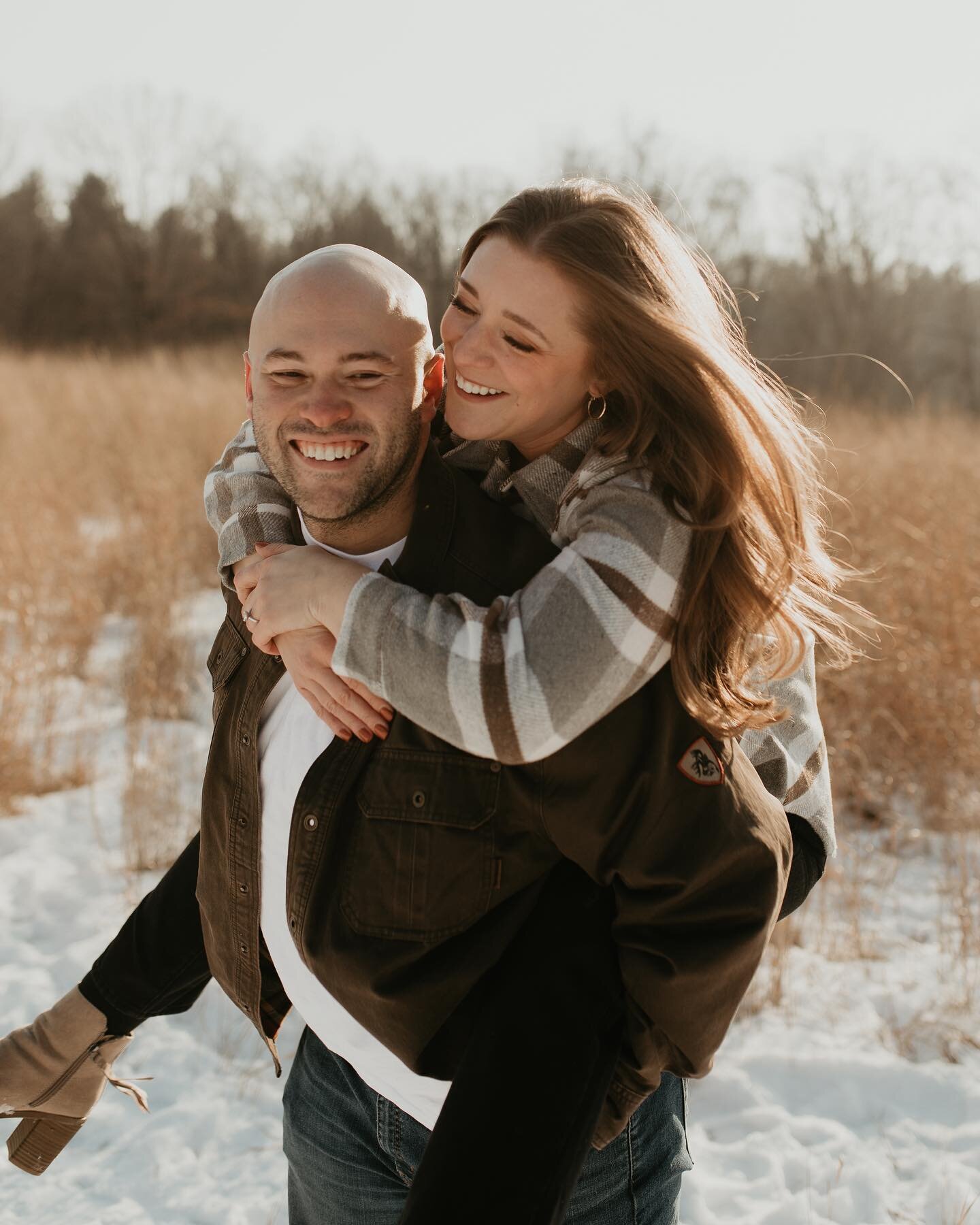 WEDDING DAY!! 🤎❄️ Last year Deb and Stephen braved single digit temps for their engagement photos and they were so joyful through it all and it was just the best. 🥰