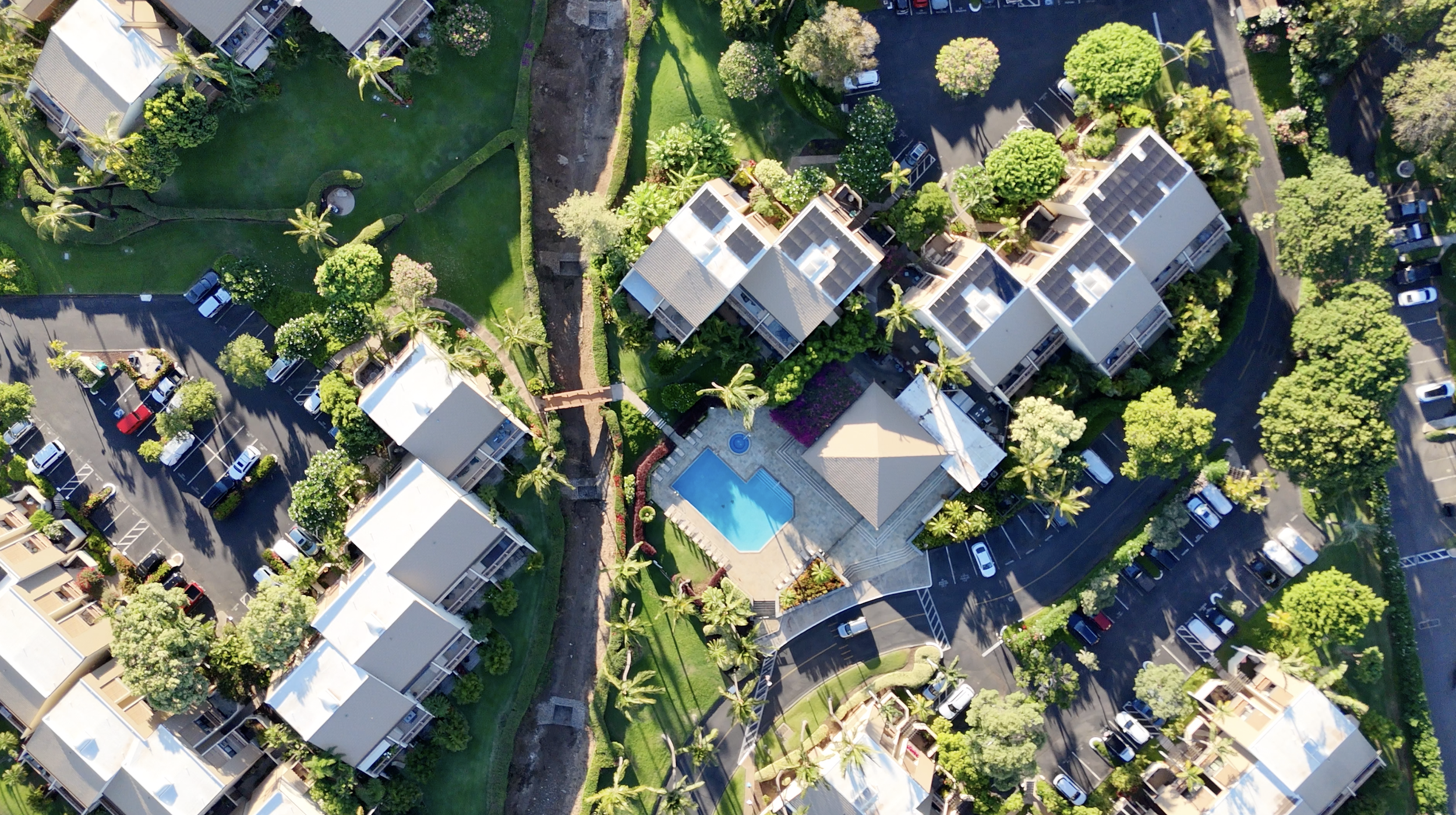 maui kamaole condo complex overhead pool
