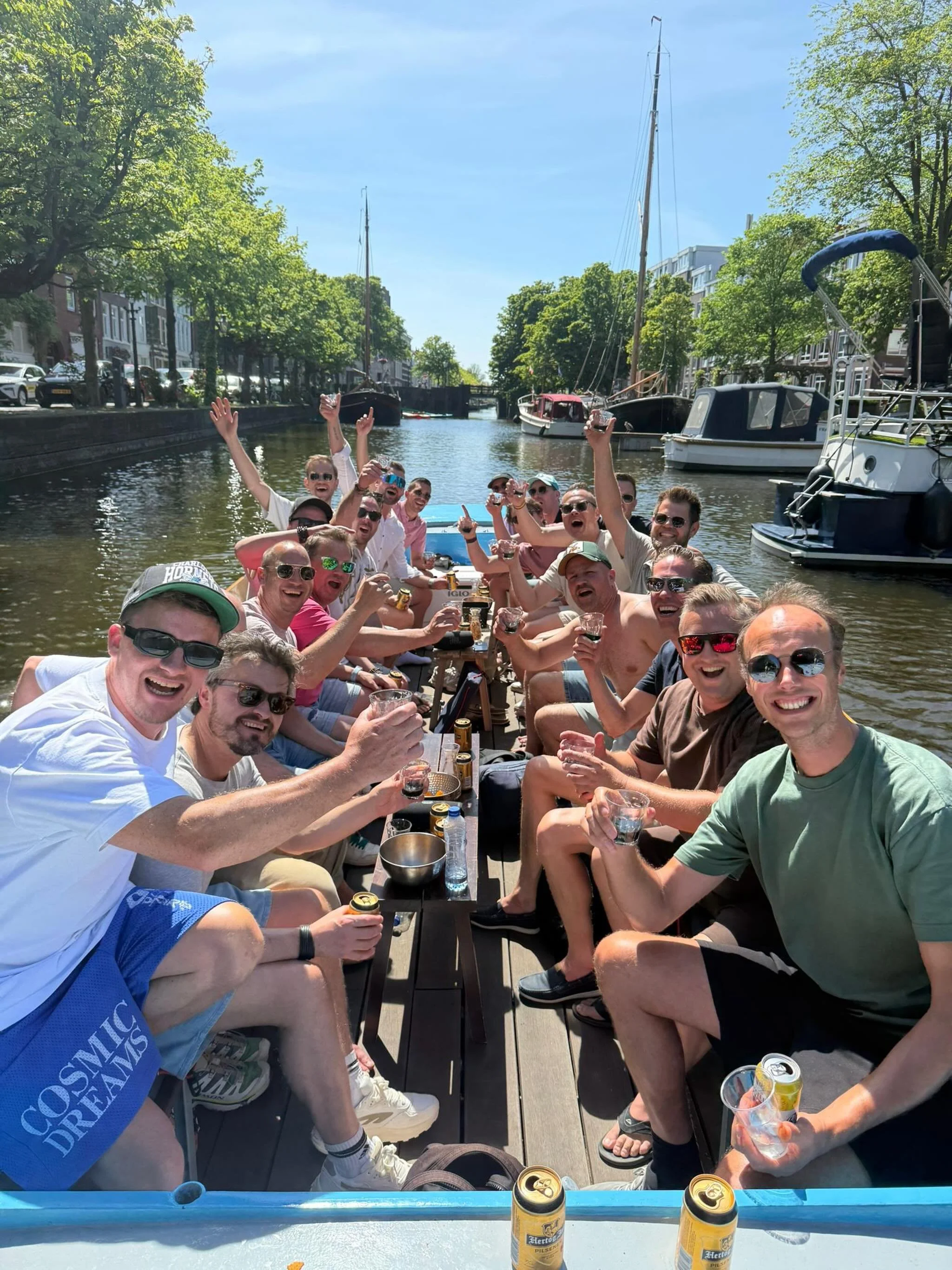 💍OFFICIEEL BIJNA VAN DE MARKT💍

Nog &eacute;&eacute;n keer los voordat de ring om gaat 😎🥂
Tijd om samen het water op te gaan voor een vrijgezellenfeest vol gezelligheid, drankjes en herinneringen die n&eacute;t wel of n&eacute;t niet op camera mo