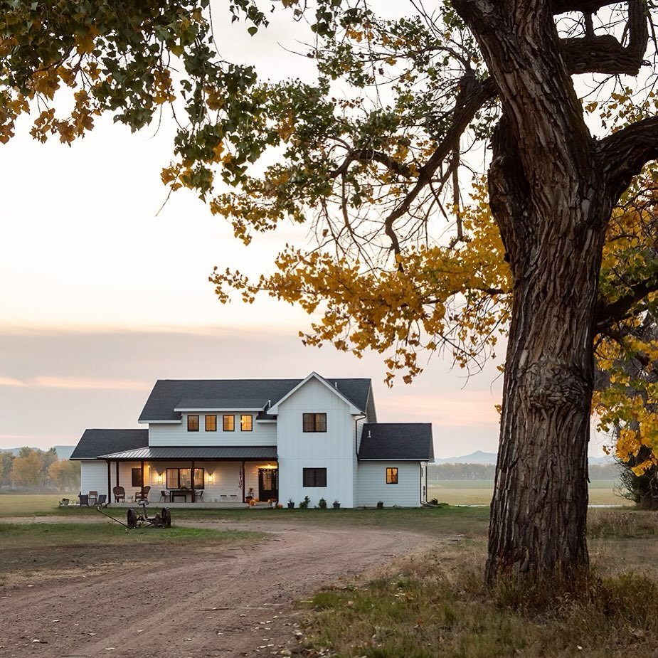 I love how the view of our home changes with the seasons. Fall and farmhouses just seem to go hand in hand. 🍂

#fallfarmhouse #montanafarm #traditionalfarmhouse #whitefarmhouse #farmlife #changingseasons