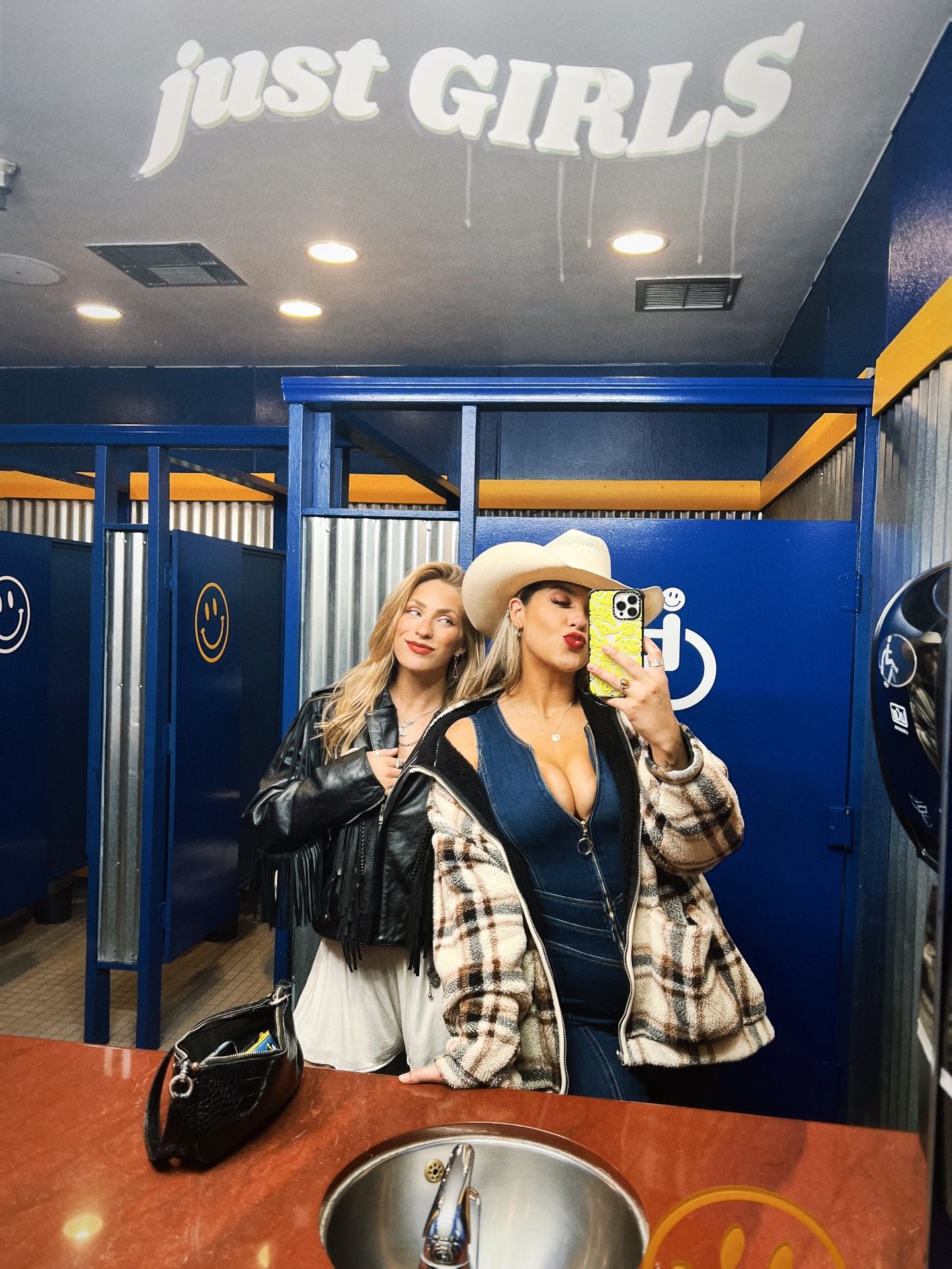 Just GIRLS 💖🤠 Heading to see @bradpaisley? Grab some drinks before! 

🤳🏼 @maddzzzystarr