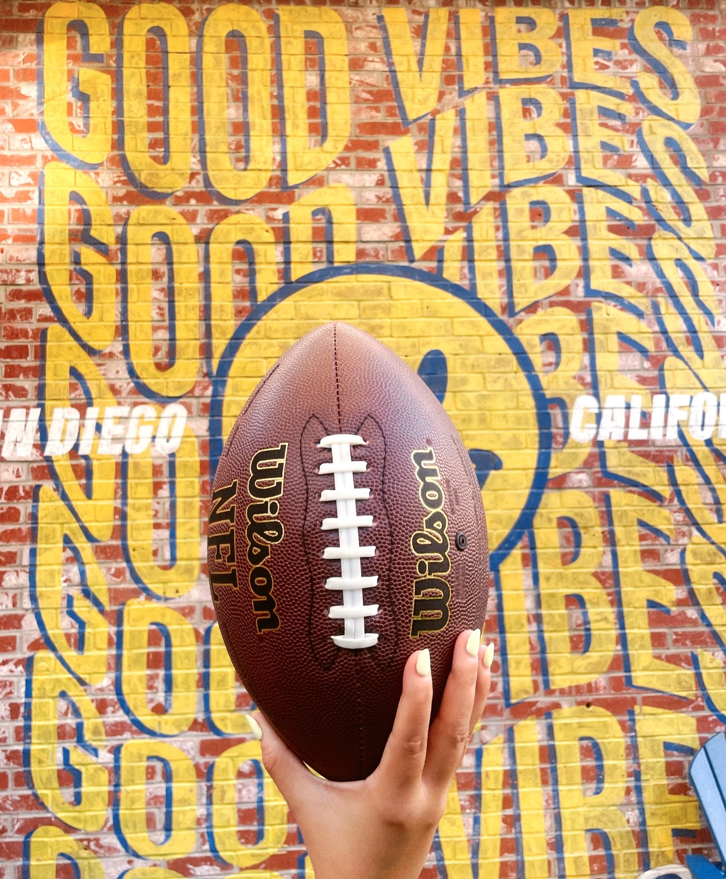 HAPPY Super Bowl Sunday! 😊🏆🏈 We&rsquo;re throwing a Watch Party with @realhypha, serving up food &amp; drink specials and raffling off jerseys + a paddle board! Don&rsquo;t miss all the @seahawks vs. @patriots action at Happy. See you soon! 

#Sup