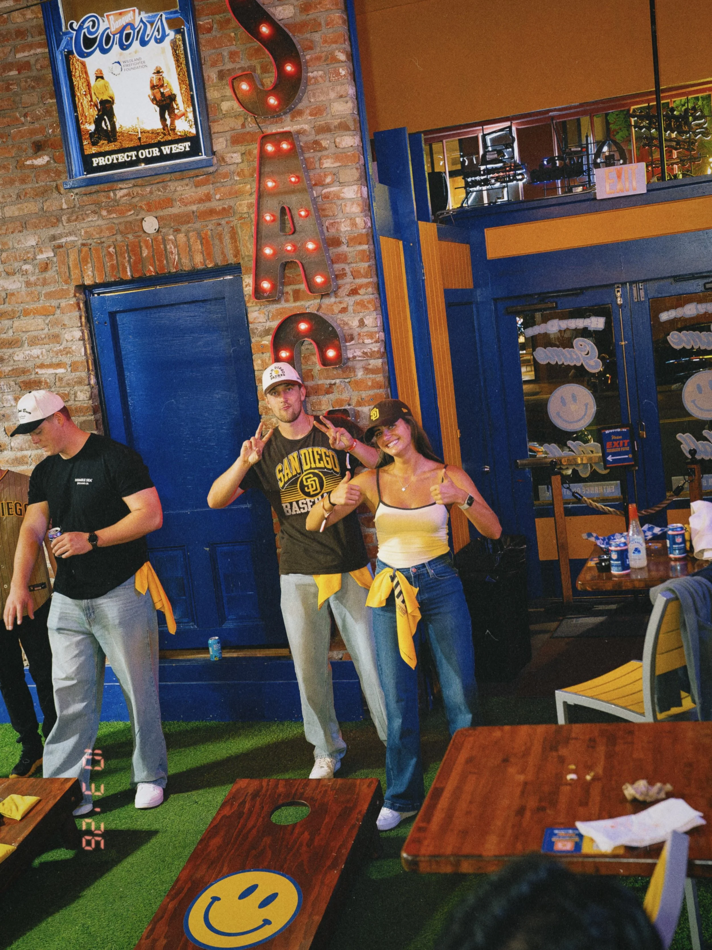 Hello PADRES fans and PADRES fans only 💛🤎 Watch GAME 1 at Happy! #lfgsd