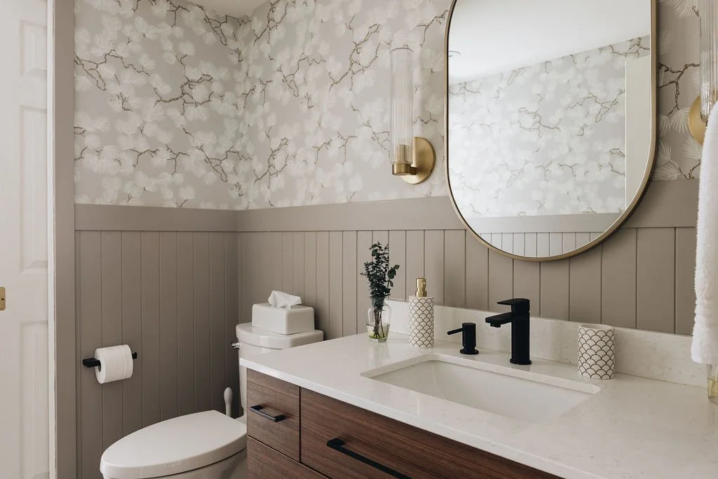 Salle d'eau avec paier peint neutre et accents noirs et dorés