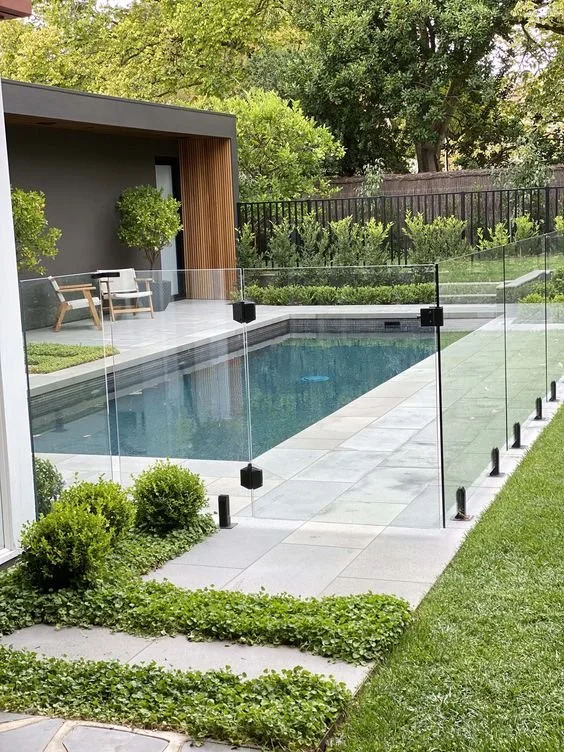Pinterest: Piscine avec clôture en verre