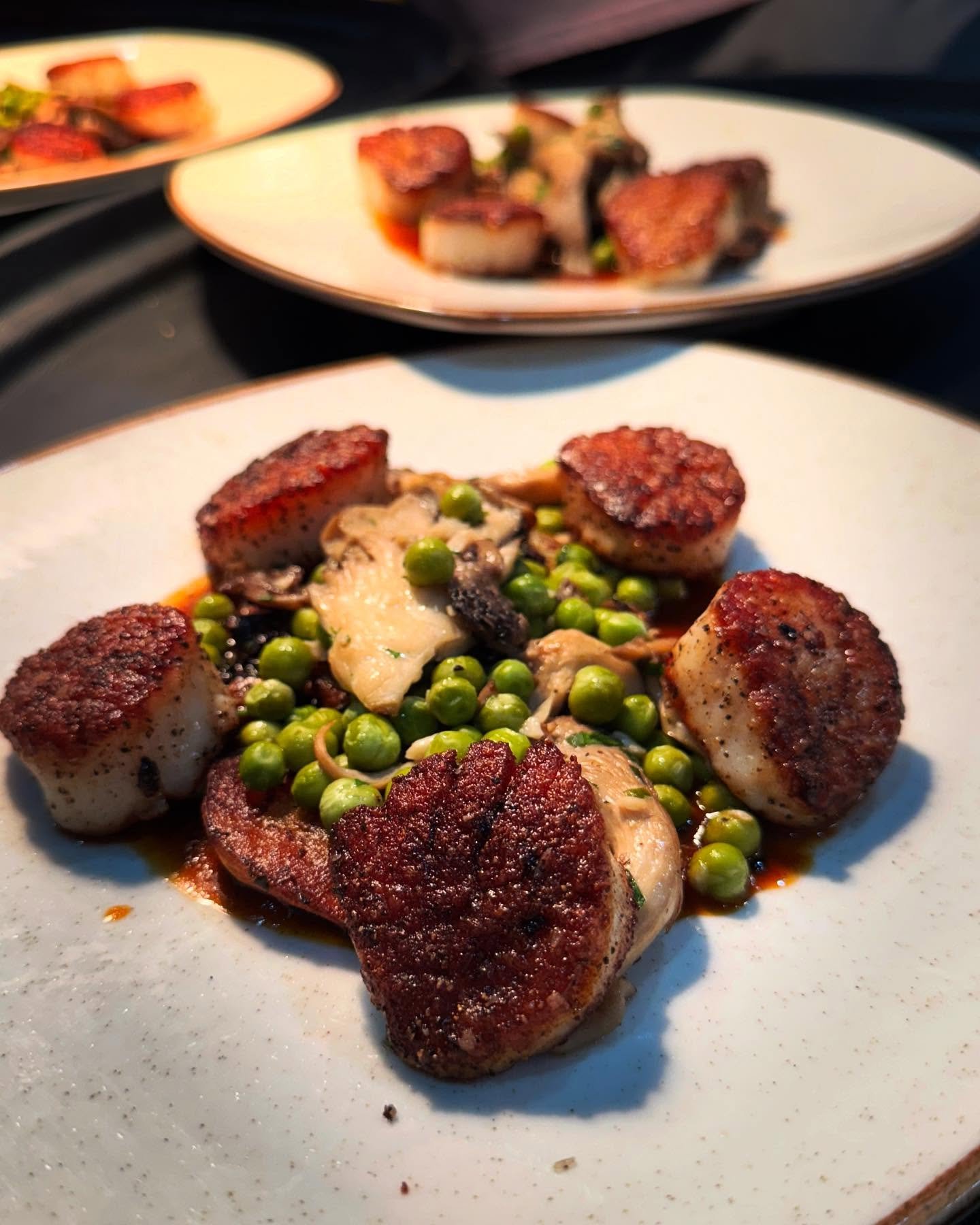 It&rsquo;s a run on scallops! This season chef is serving them with pan roasted fingerling potatoes, wild mushrooms, field peas, and a charred red pepper sauce. Join us for dinner! 
.
.
#scallops #seafood #dinner #dinnertime #obxdinner #dinnerwithavi