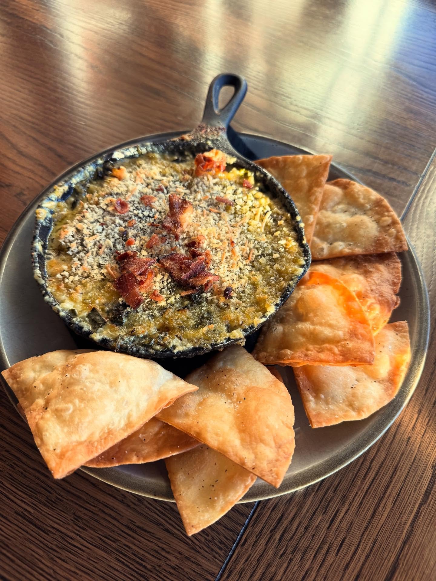 The appetizer you didn&rsquo;t know you needed: local collards baked with aged cheddar, bacon, and herb bread crumbs. Special tonight! Come get it before our staff eats it all. 
.
.
#appetizers #appspecial #collards #helloweekend #wkndvibes #friyay #