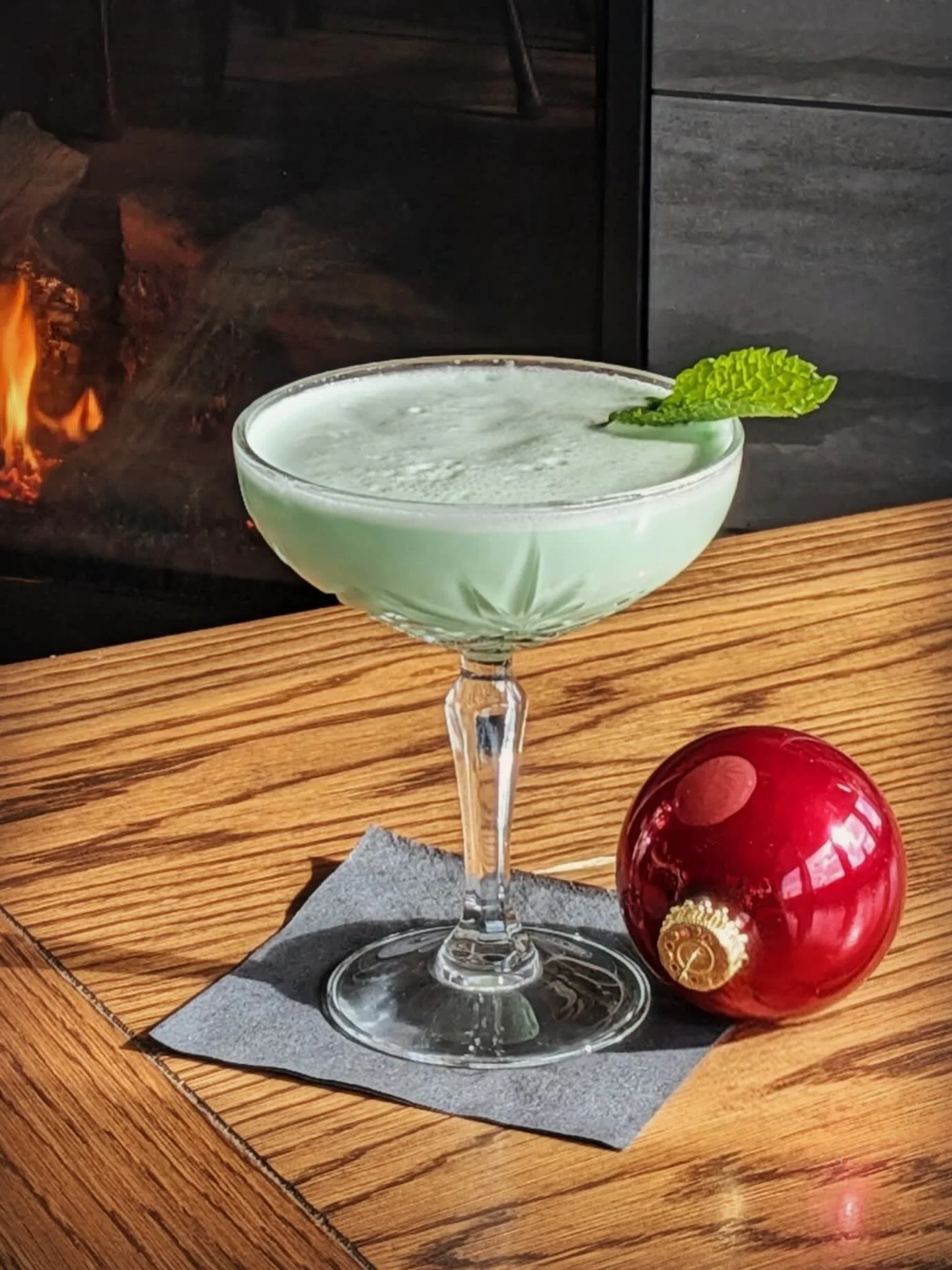 🍸 This Martini Monday, get ready to pucker up&hellip;
Mint Me Under the Mistletoe 🌿❄️ has arrived! Vanilla Vodka mixes with mint liqueurs, and a splash of white chocolate for a holiday martini you&rsquo;ll want to steal kisses over. And just like o