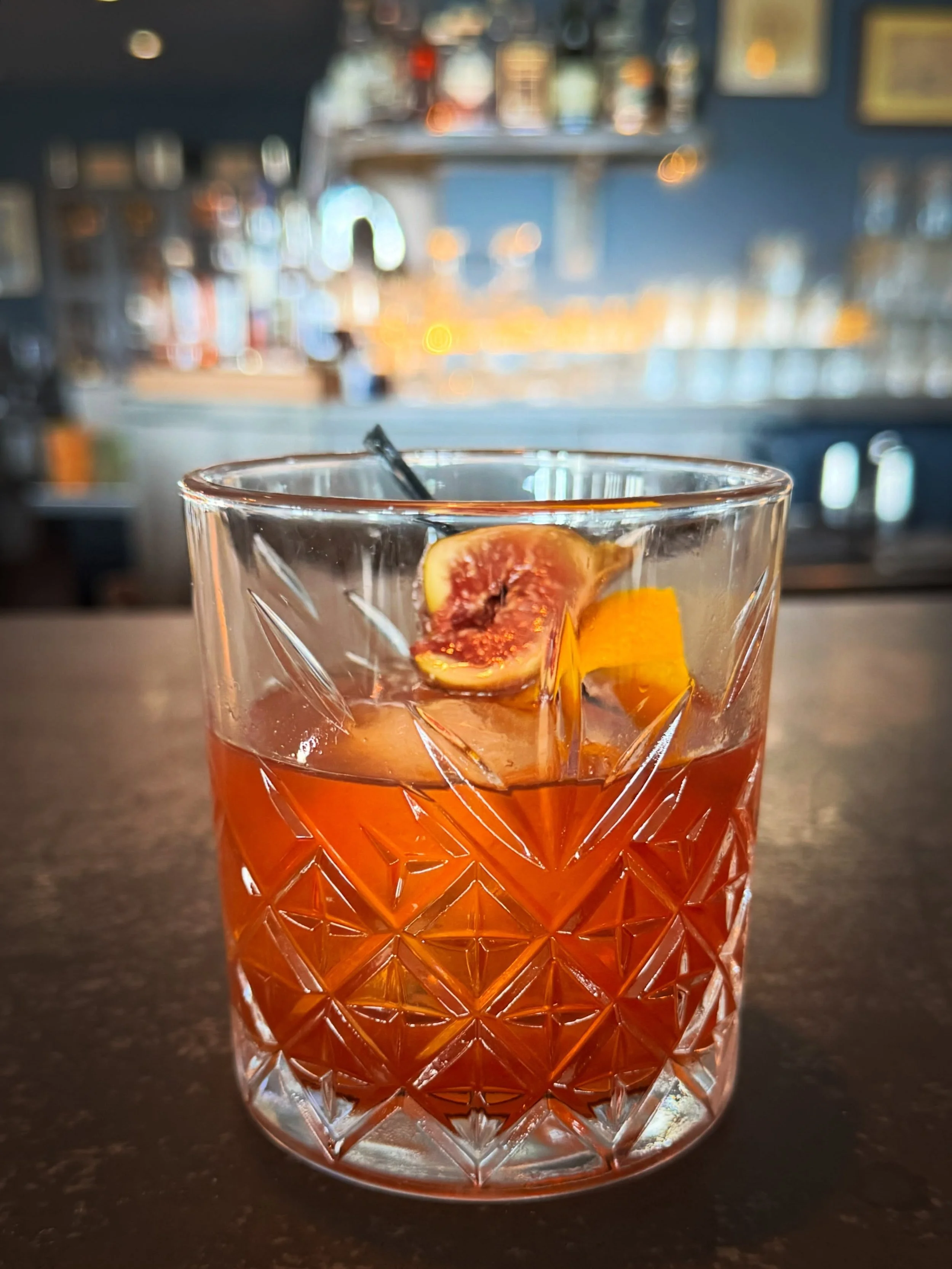 Bringing a local favorite to our current Old Fashioned special. Meet the Fig-a-licious: Local fig muddled with your choice of bourbon and rounded out with tobacco and angostura bitters and a fresh fig and orange peel garnish. Cheers!
&bull;
#oldfashi