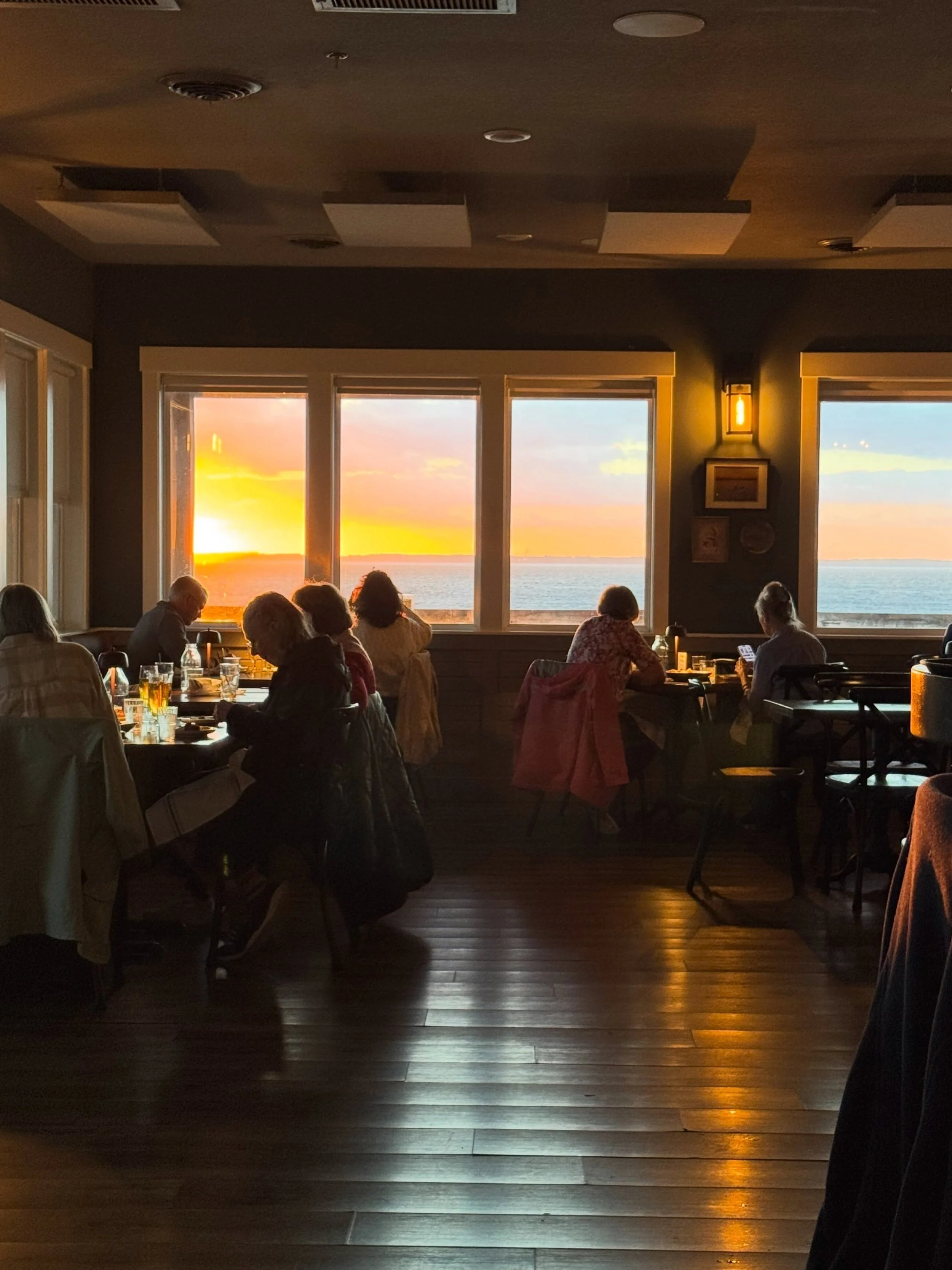 Join us for dinner and a show 🌅
&bull;
#waterfrontdining #obxwaterfrontrestaurant #ducknc #obxsunset #fallontheobx