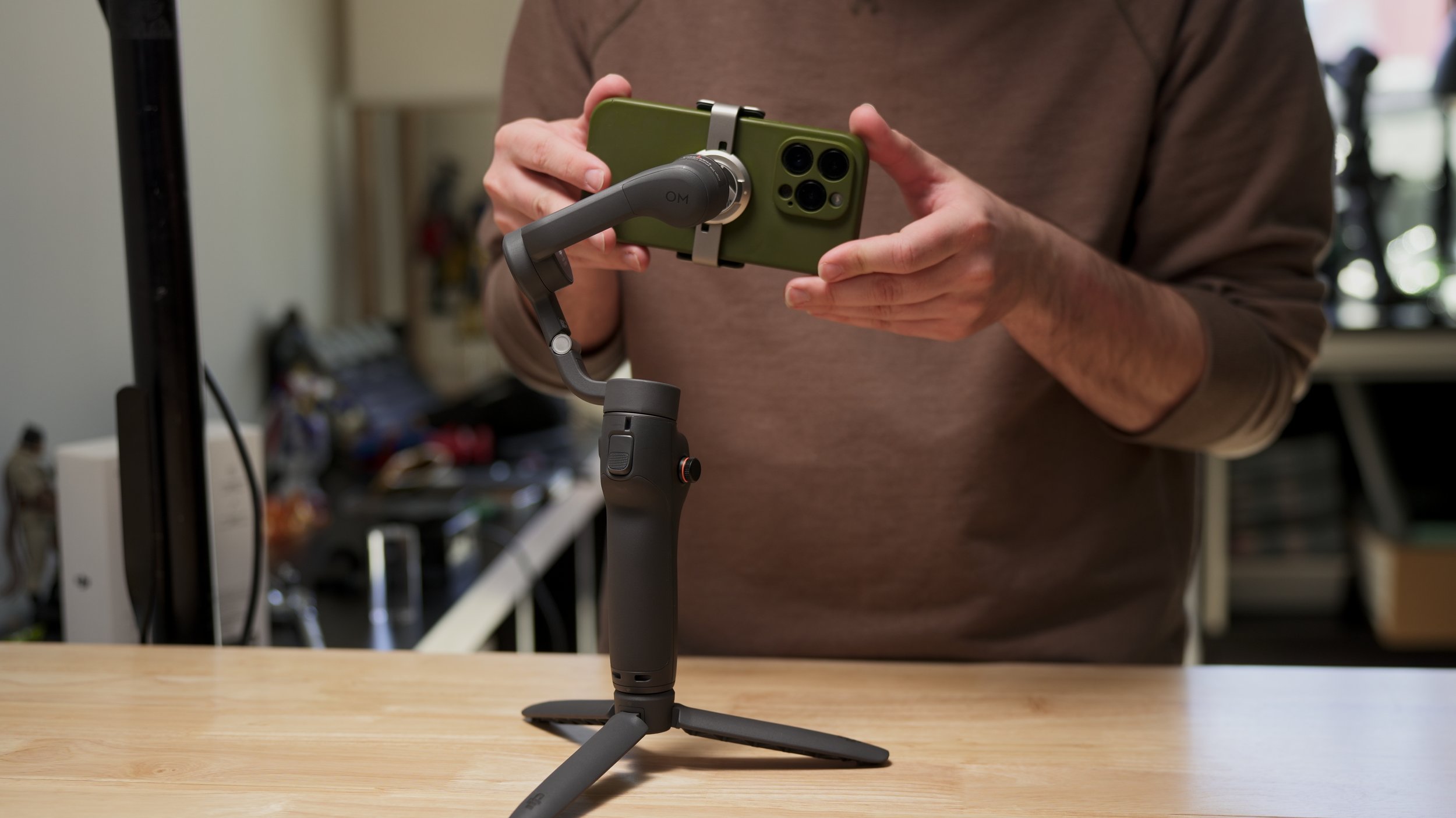 DJI Osmo Mobile 6 - Attaching Magnetic Clamp to Gimbal.jpg