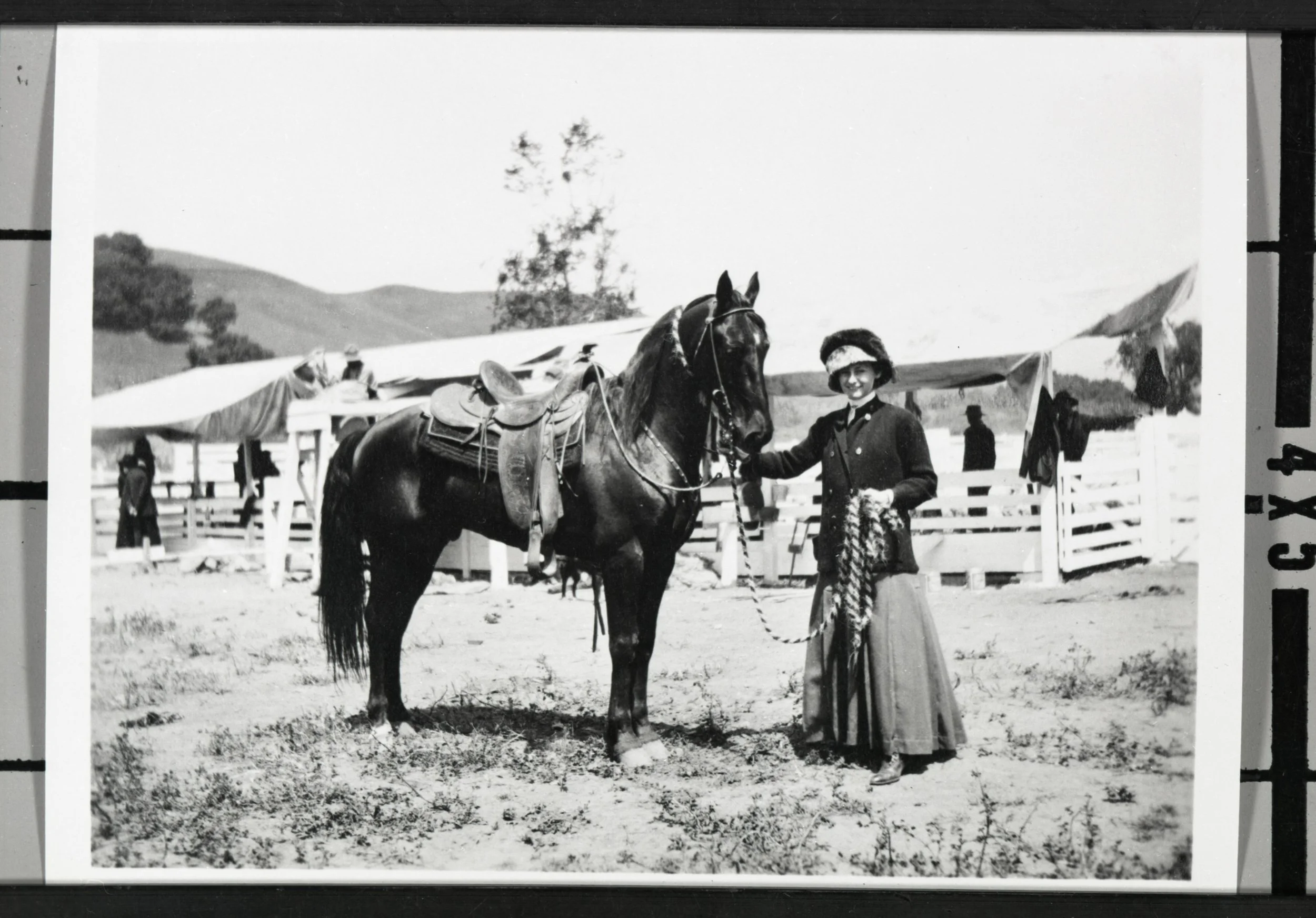 Edith Hobson with horse.jpg