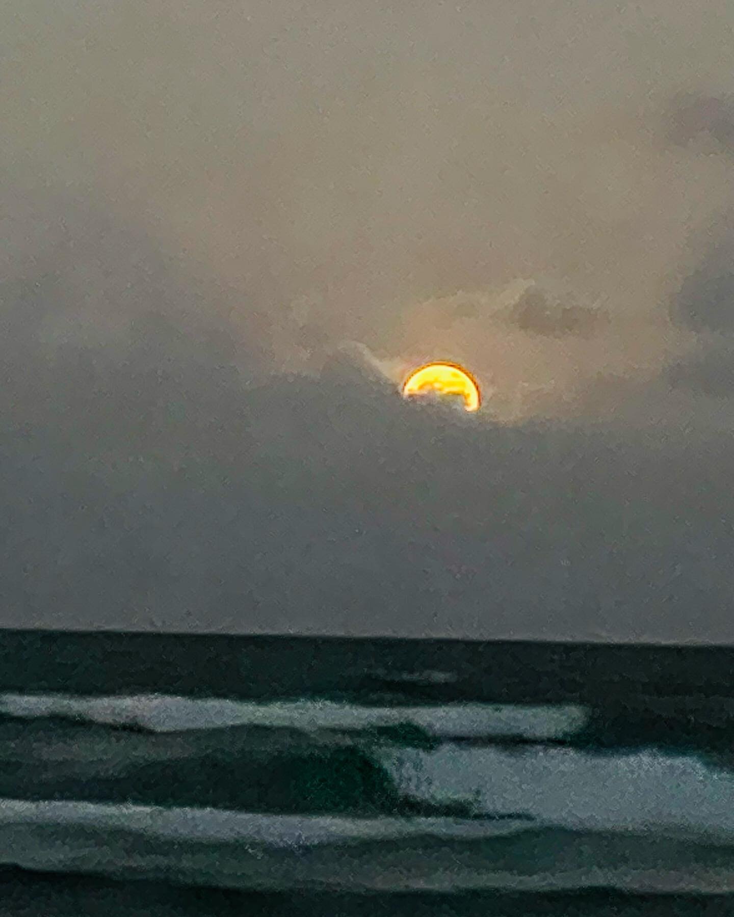 Full blue supermoon in Pisces, rising over the ocean this evening. Can you spot Saturn in one of the photos? 

#fullmooninpisces #augustsupermoon #moonlightoverthewater