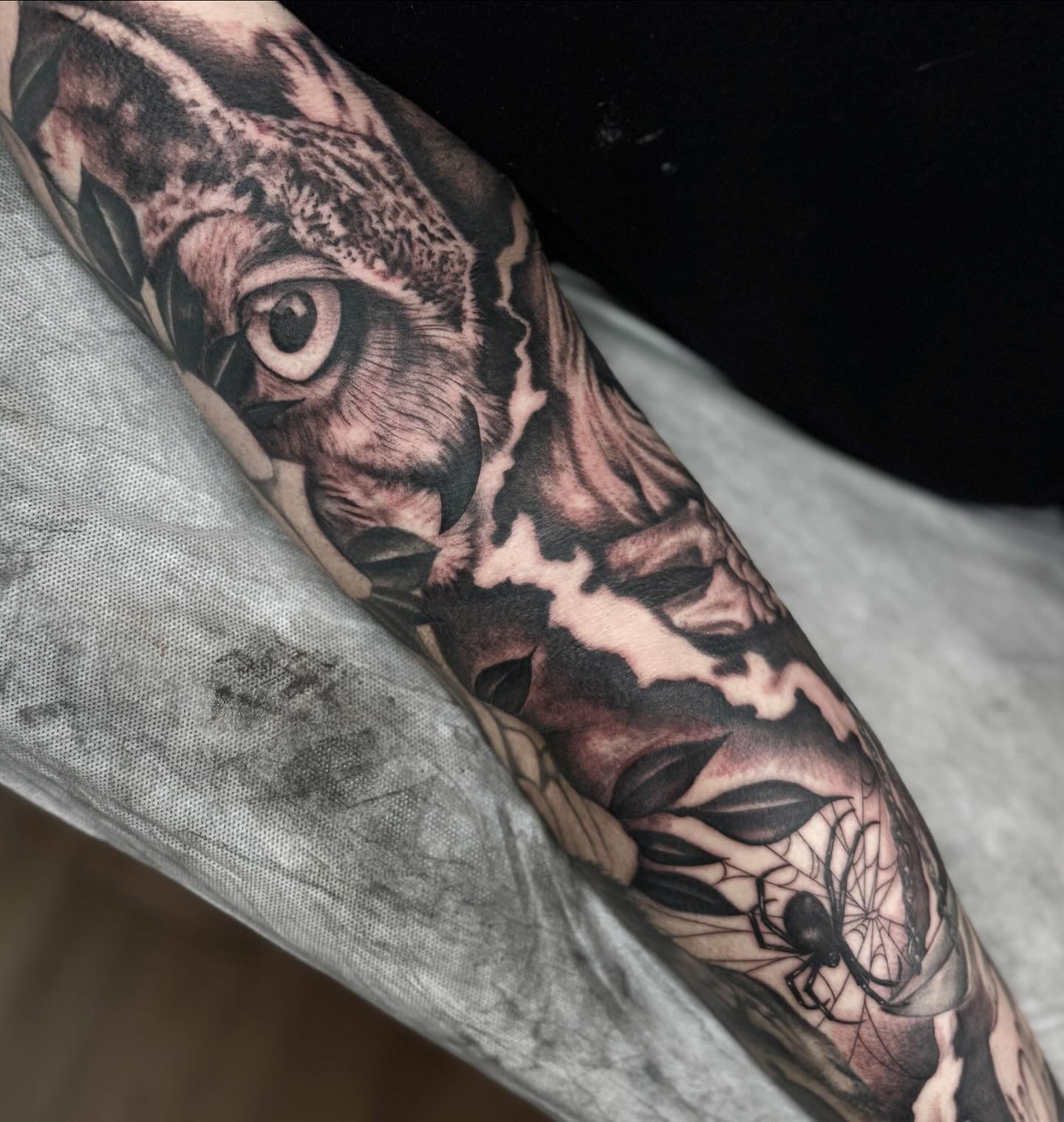 Owl and spider gap filler to finish off his sleeve. Thanks again Chris!
#owltattoo #spidertattoo #sleeve #tattooart #savannahtattoo