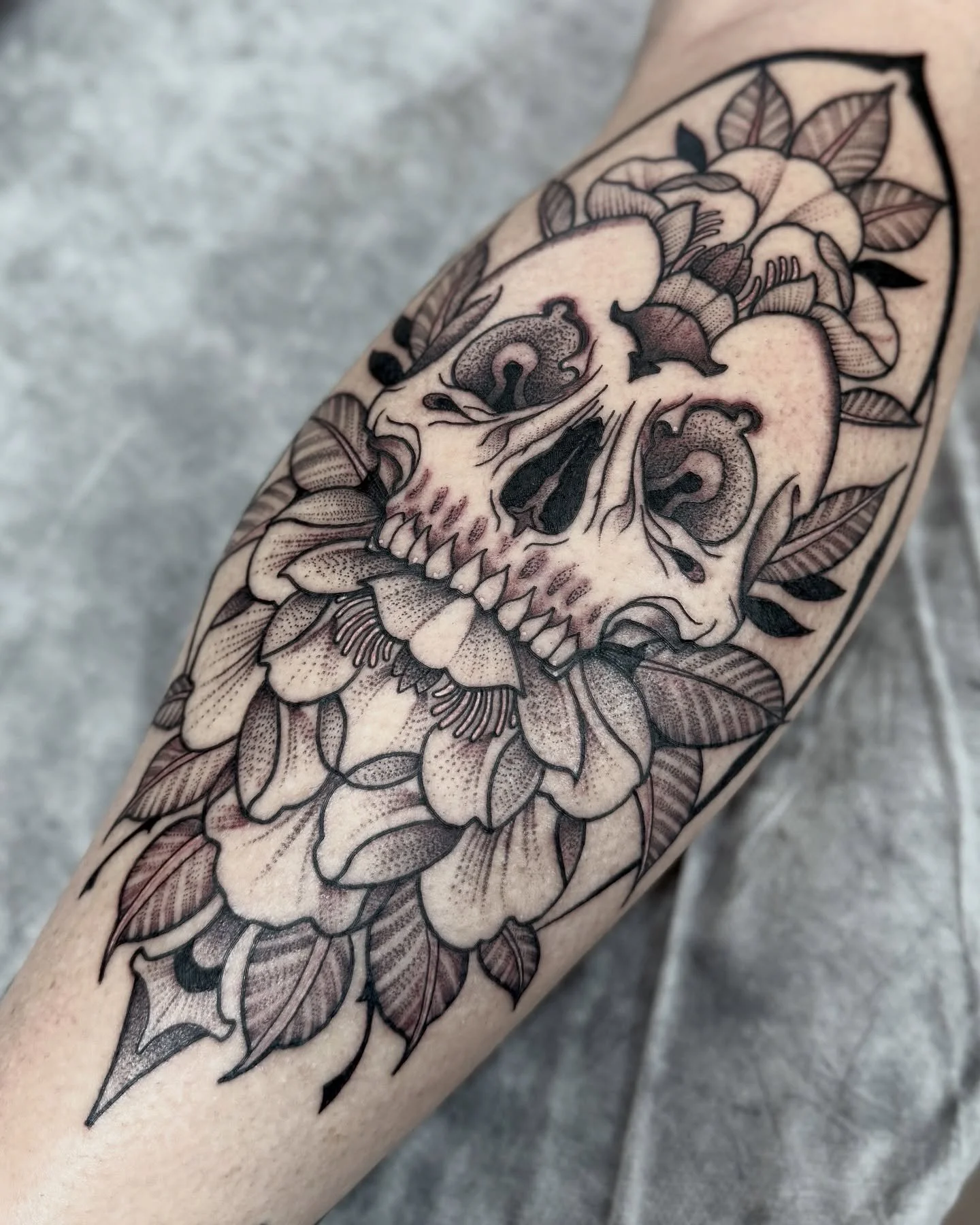 💀 this one headed back to Dubai 

Thanks again Eric! Safe travels and looking forward to next time!

#savannahtattooartist #skullandflowers #blackworktattoo
