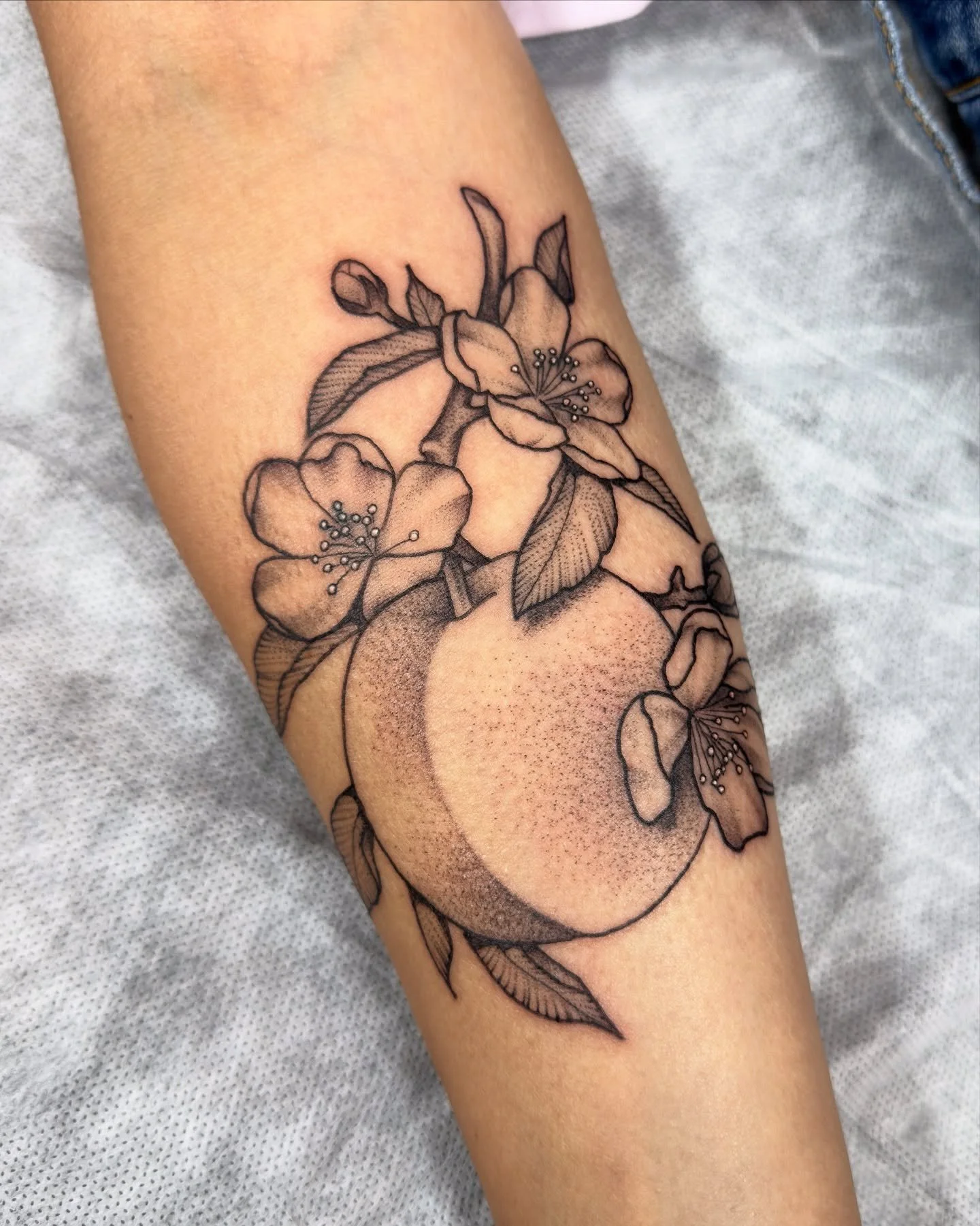 Peachy keen 🍑 

#savannahtattooartist #peachtattoo #blackworktattoos #georgiatattoo