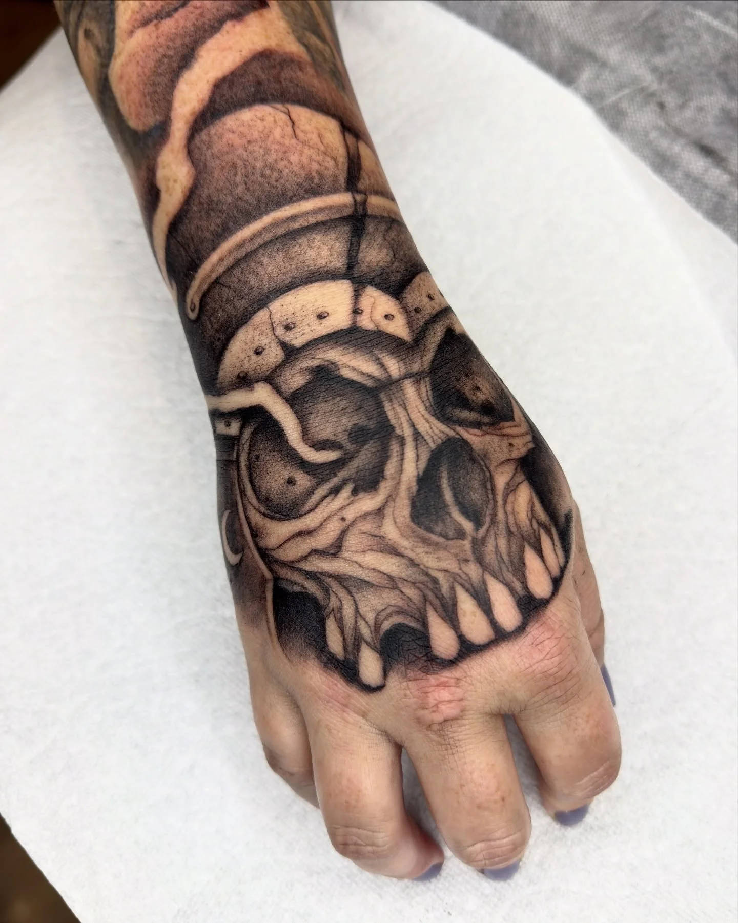 Freehand skully and background, check out the reel for the process. Thanks again, Megan! 💀