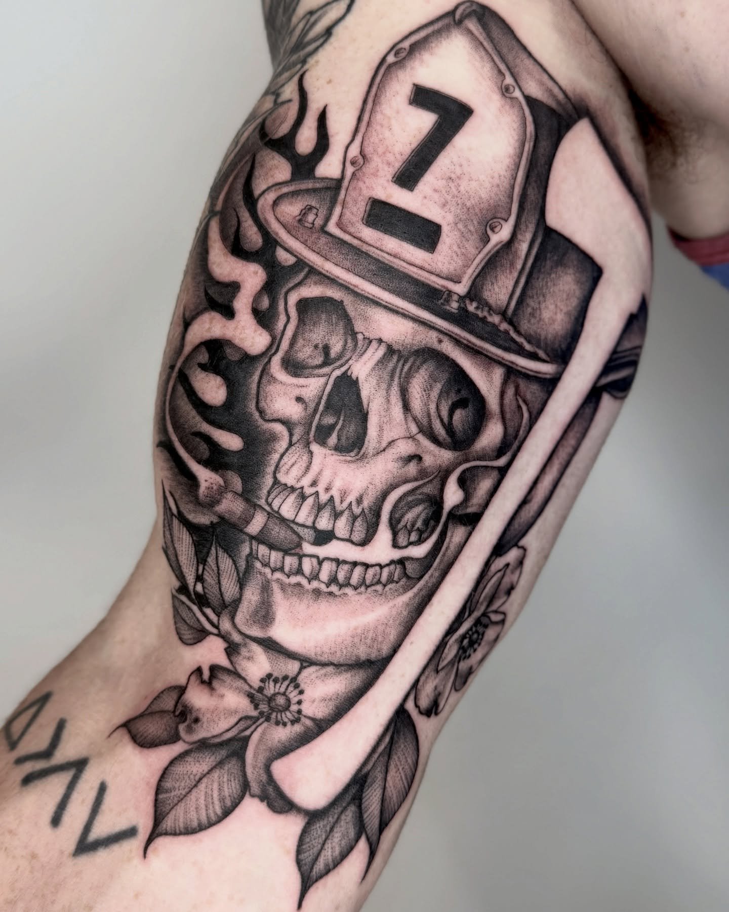 Firefighter piece headed back to Charleston 

#firefightertattoo #savannahtattooartist #georgiatattooartist #skulltattoo #firetattoo