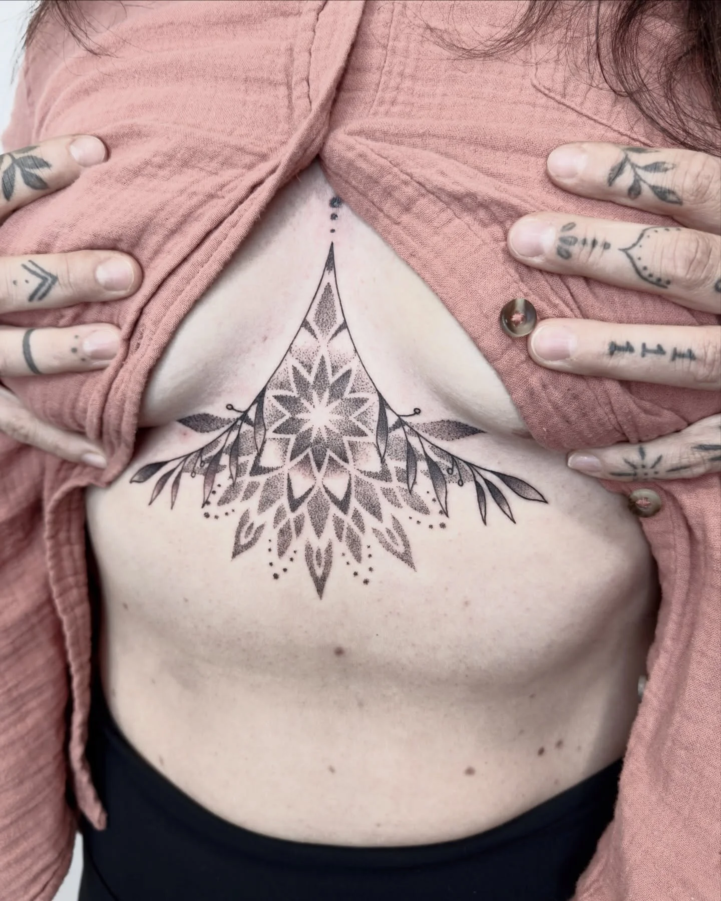 A little ornamental under boob addition for Cassie. Thanks again!

#savannahtattoo #underboobtattoo #ornamentaltattoo