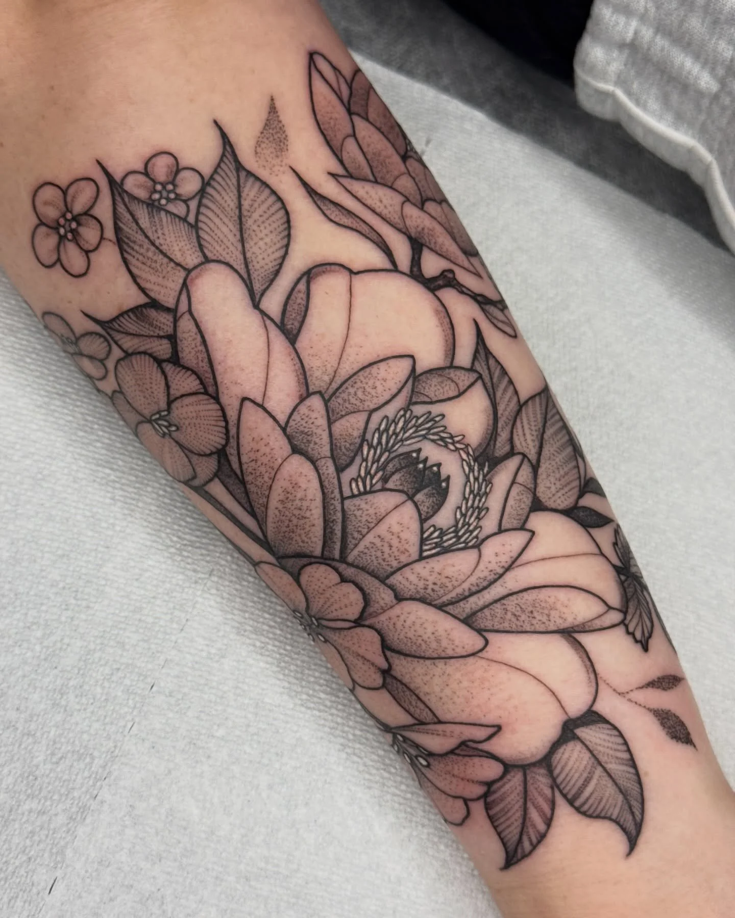 I love making free hand stuff, swipe for the drawing! Thanks again for the trust Mariola 🙌

#freehandtattoo #savannahtattoo #savannahtattooartist #georgiatattooartist