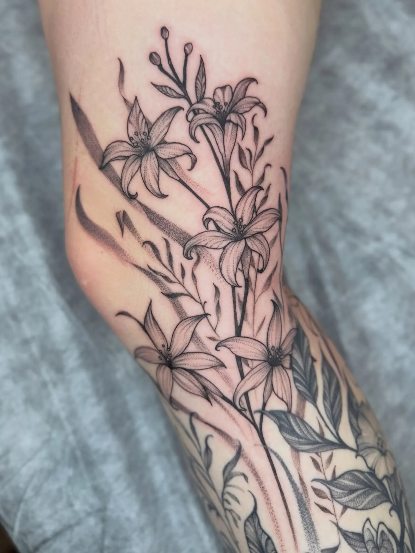 Freehand florals to the side of Katie&rsquo;s knee. Thanks again!
#freehandtattoo #floraltattoo #finelinetattooing #savannahtattooartist #savannahtattoo