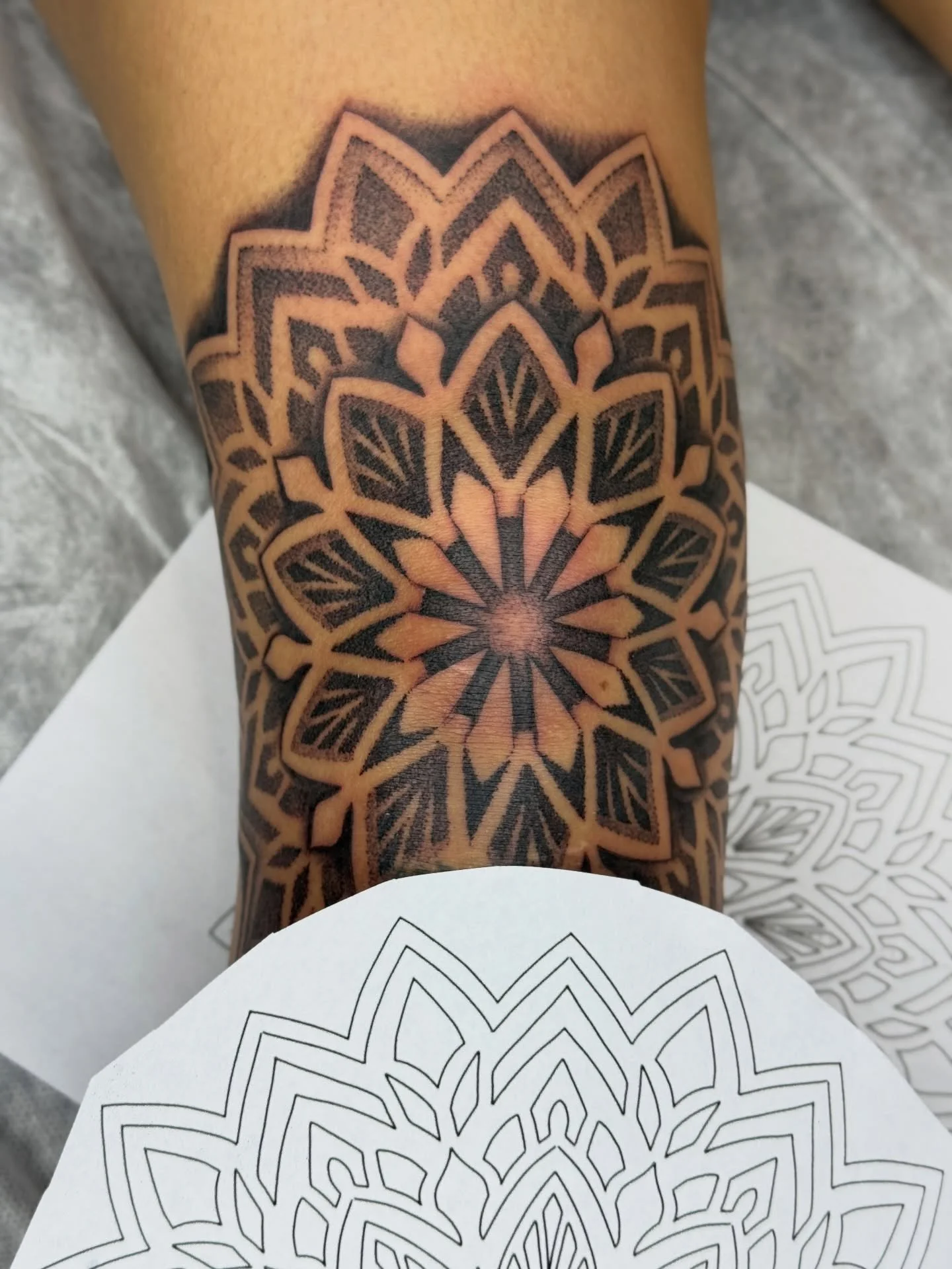Knee mandala 🖤 Shoutout to Carol for sitting like an absolute warrior