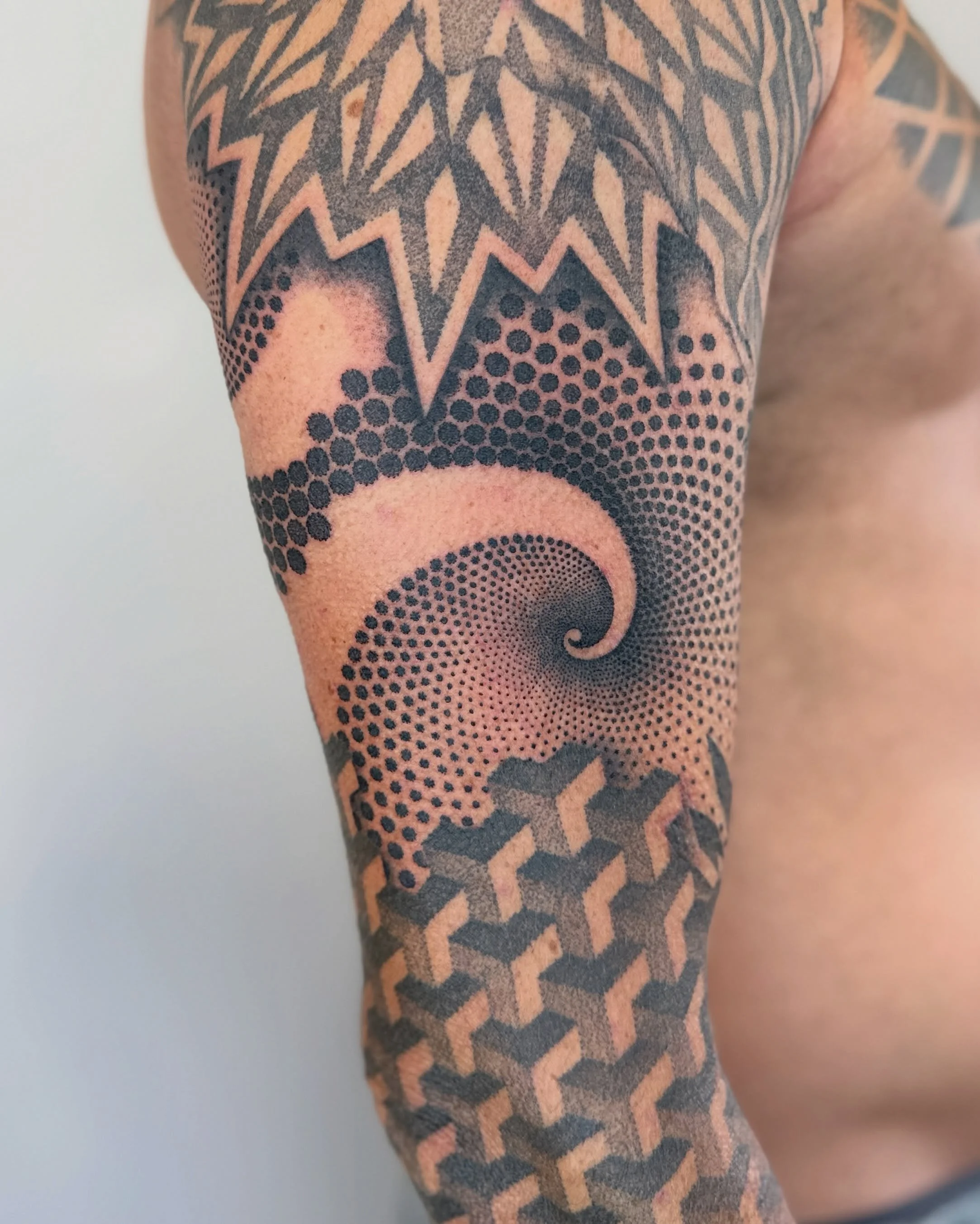 Some fractal spiral to fill the gap. Chipping away at another geometric sleeve

Made with 
@dynamiccolor @fkirons @redemptiontattoocare @emalla.official 

  #savannahtattoo #savannahtattooartist #georgiatattooartist