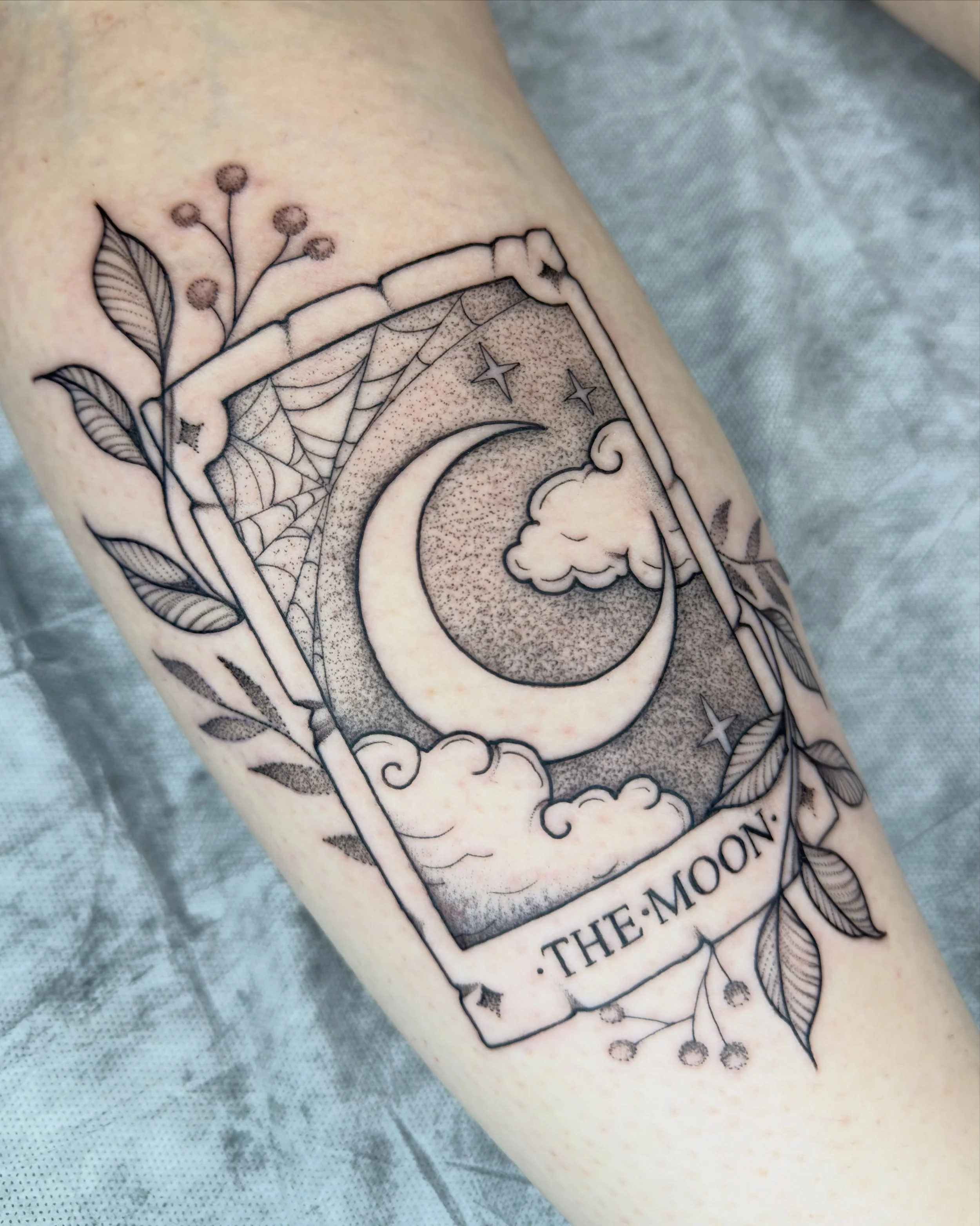 Sun and moon tarot cards for a couple of best friends. 

Thanks again, ladies. That was a lot of fun and it was great to meet you @metalcoreliv 

#tarottattoo #savannahtattoo #savannahtattooartist #georgiatattooartist