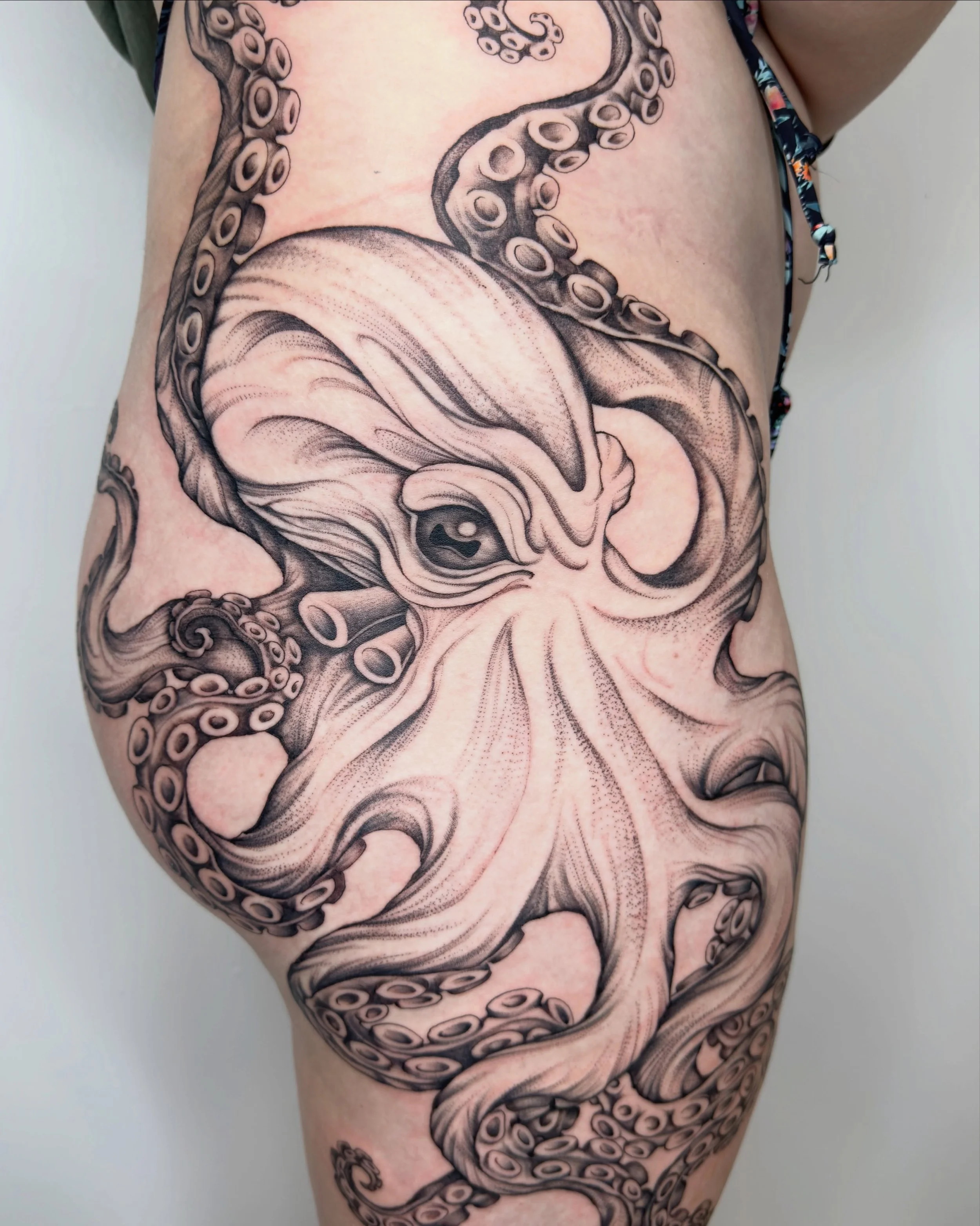 Freehand 12 hour octopus and her first tattoo

This one made in one session for the incredibly tough Casey. In 15 years of tattooing, she may be the title holder for the longest one round session and by far the most massive first tattoo.

I&rsquo;m s