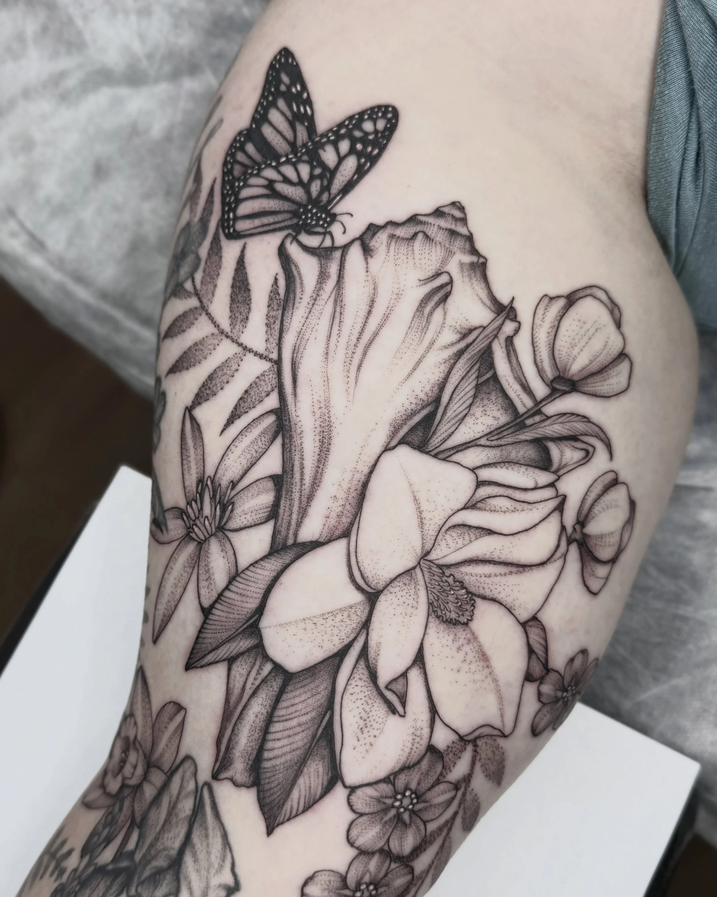 knobbed whelk shell,some florals, and ferns

Thanks Neko! 

#savannahtattoo #savannahtattooartist #georgiatattooartist #blackwork #finelinetattoos