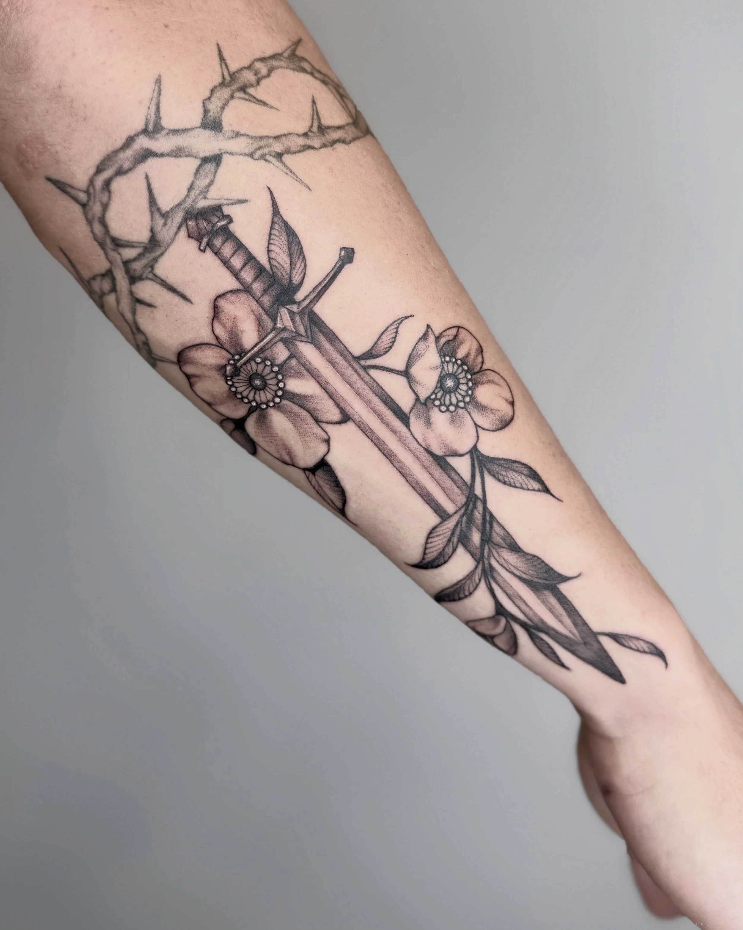 Flowers, blade, and spider + chain (Hunter x Hunter). 

Couple fun ones for Walt from last week &mdash; thanks again, dude!

Open dates: July 27, 28, 30 (and beyond) &mdash; link in bio

#savannahtattoo #savannahtattooartist #georgiatattooartist #bla