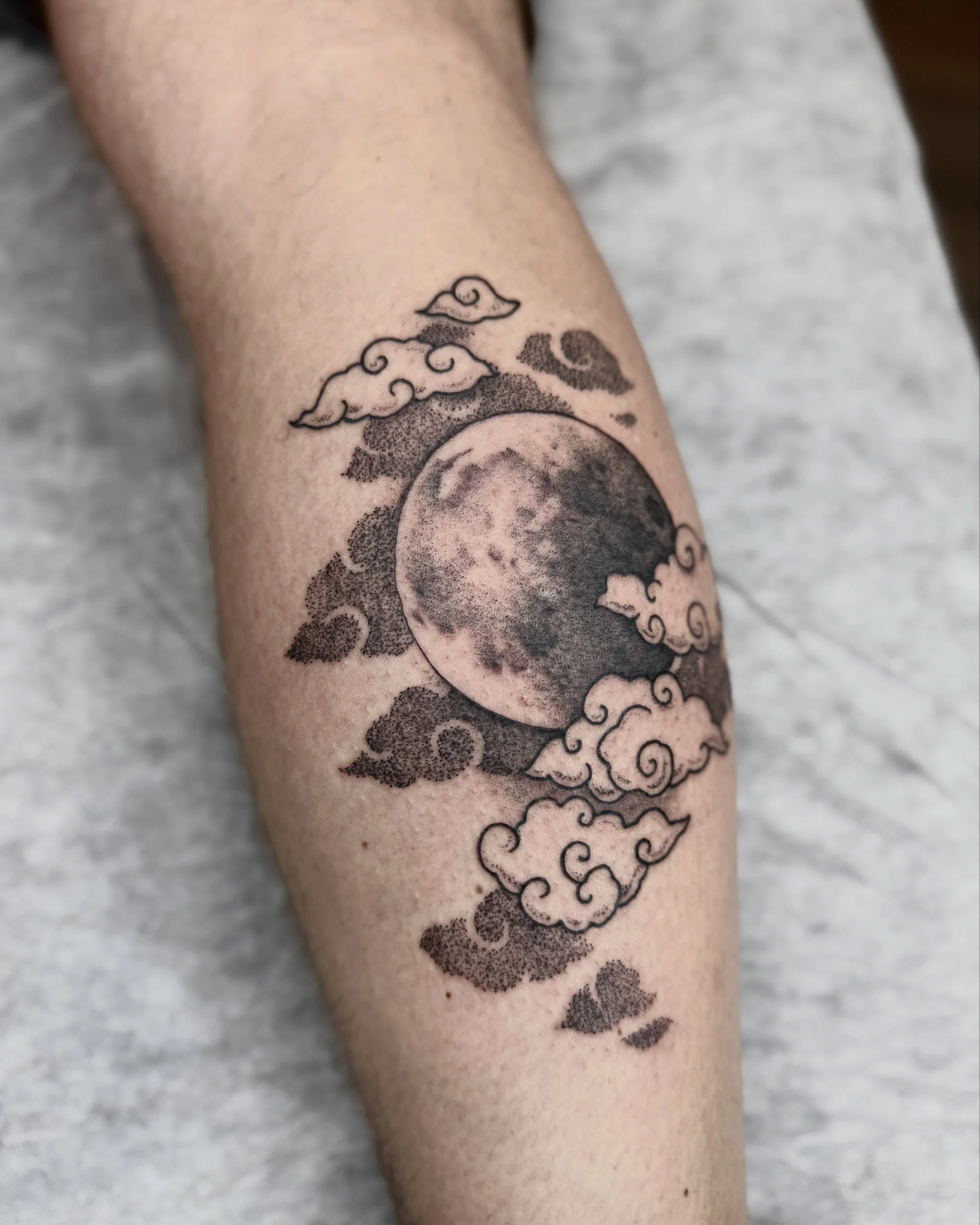 the moon and the clouds 🌙 

thanks again, Sam!

#moontattoo #savannahtattoo #savannahtattooartist #georgiatattooartist