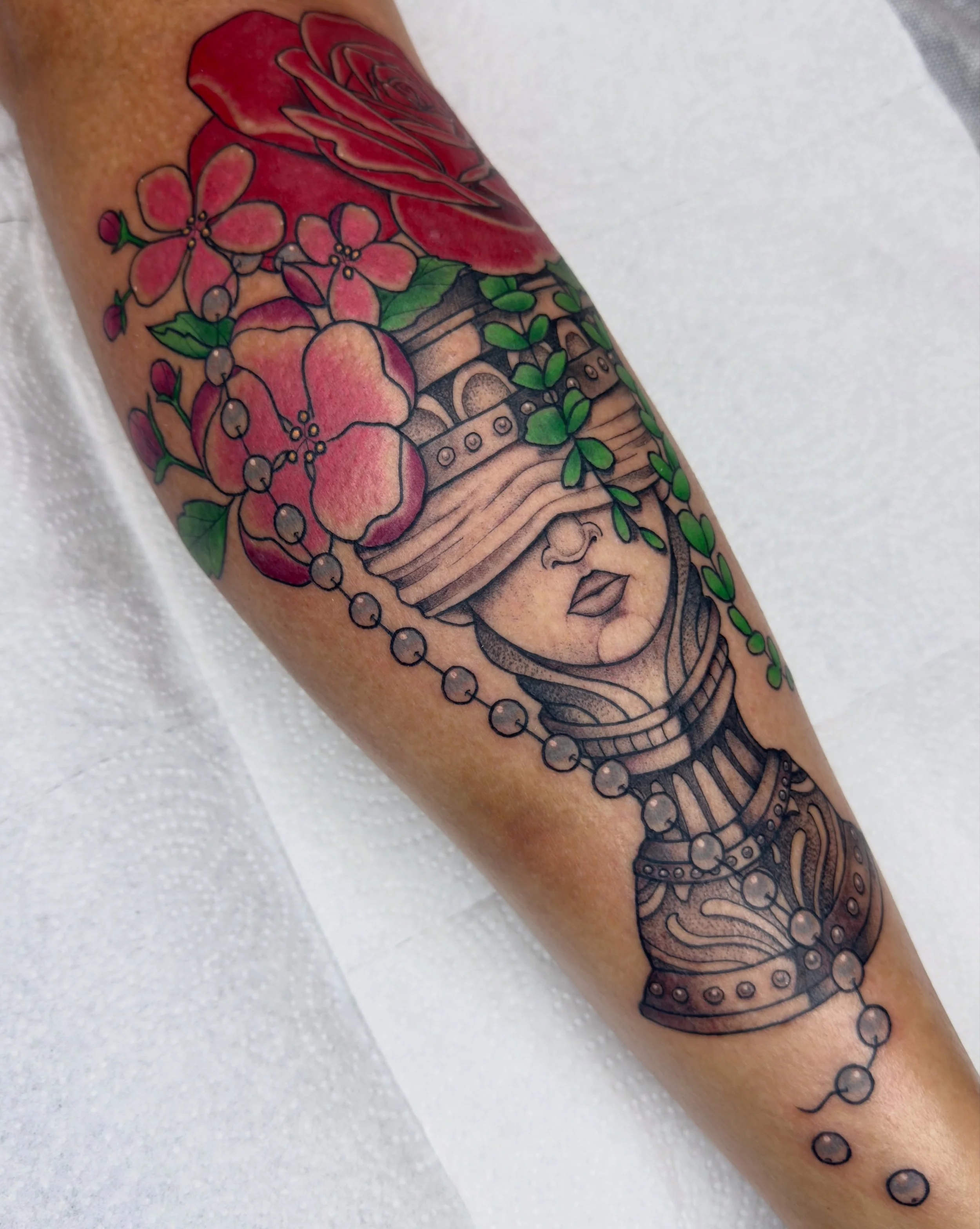 A face vase inspired by the books of @therealmargaretatwood 

#savannah #savannahtattoo #tattoosavannah #booktattoo #georgiatattooartist