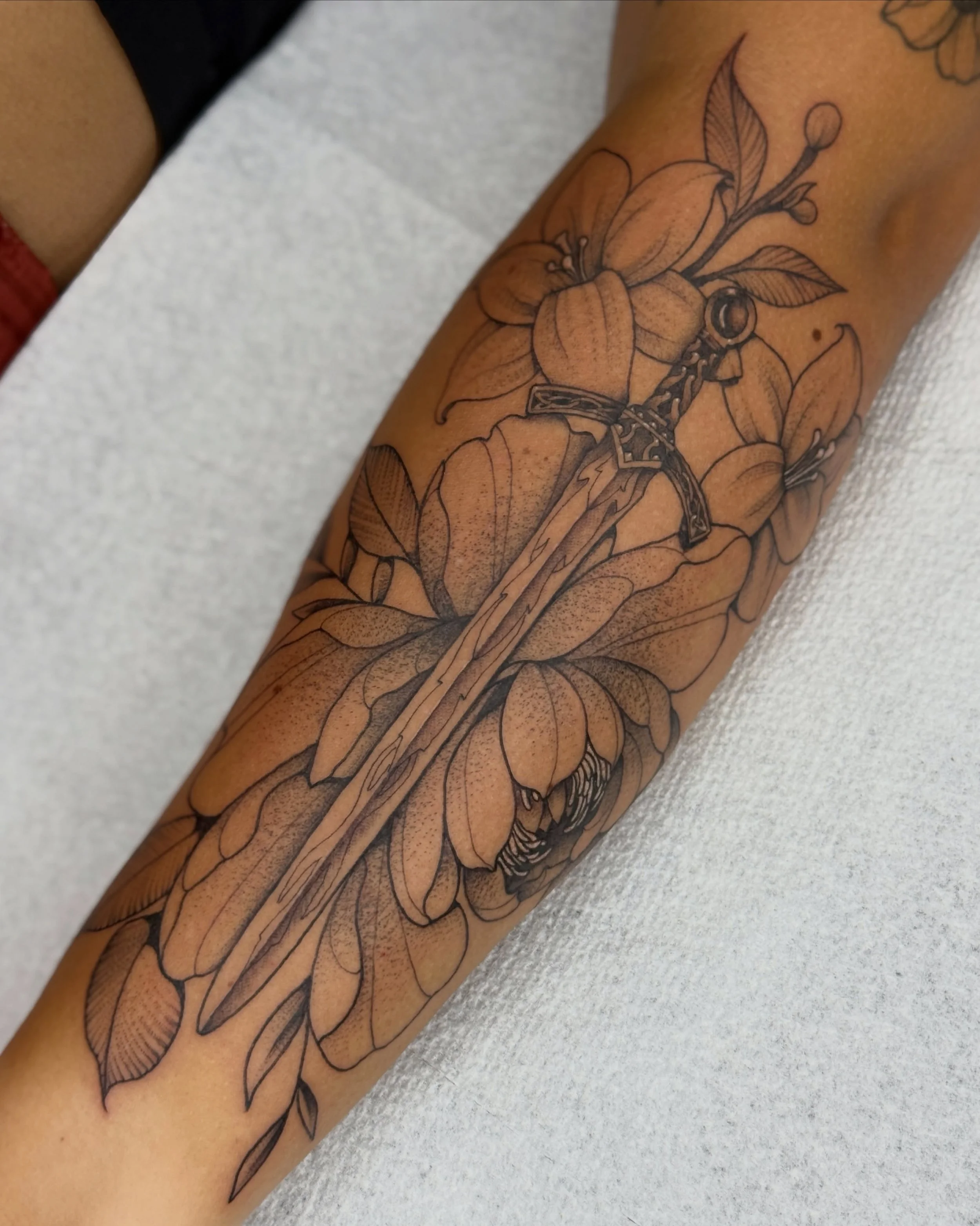 Goldryn sword tattoo from the Throne of Glass series

#blackwork #throneofglass #goldryn #booktattoo #savannahtattoo