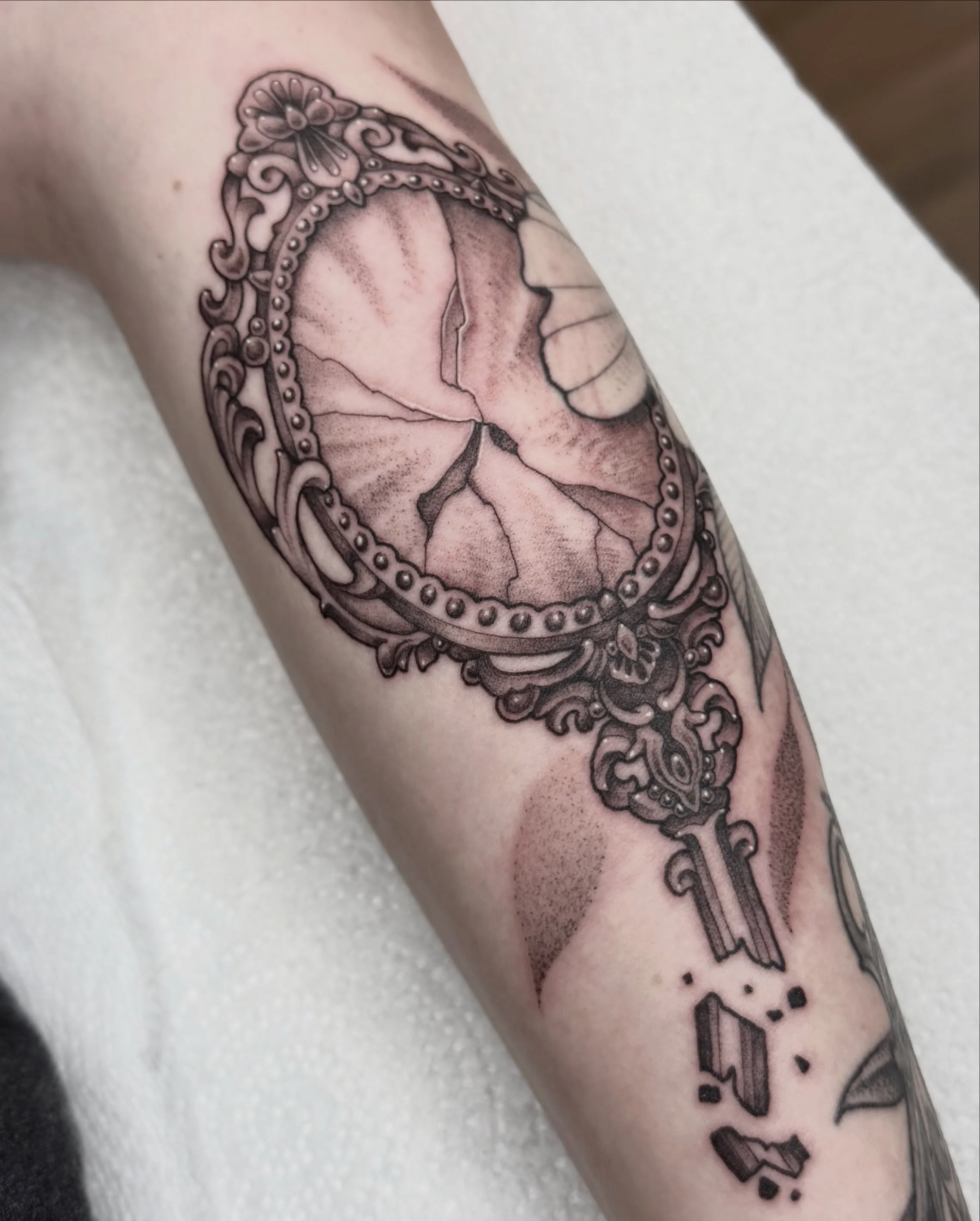 Broken mirror addition from Friday

I&rsquo;ve got a few days left in September. Books are open through the rest of the year.

#mirrortattoo #brokenmirror #savannahga #savannahtattoos #georgiatattooartist
