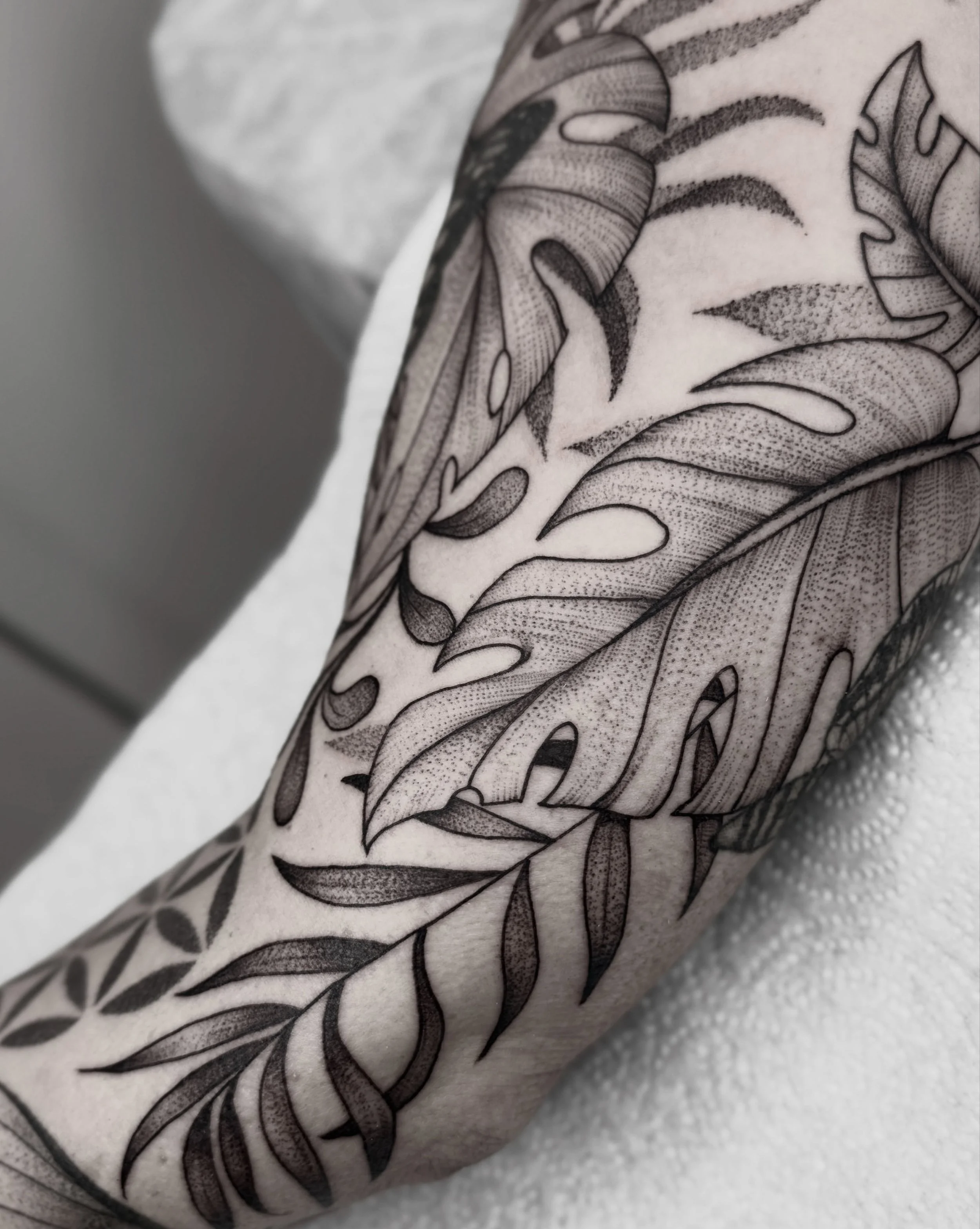 Added some leafy stuff and a dragonfly to fill up some gaps on Tara&rsquo;s sleeve
