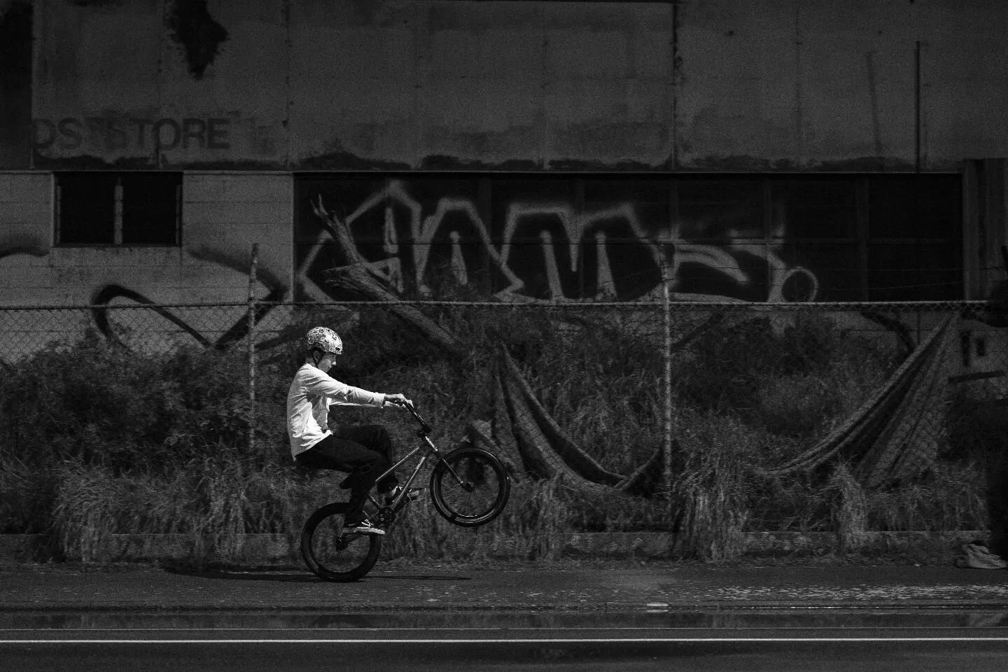 The talents of our man @georgemassie_mtb combined with @twentysix_frames. 

What a result! We love this shot!

#teamdirtside 
#dirtside
#BMX
#streetbmx
#fistbump 
#fistbumpsforlife 
#streetphotography 
#toocool