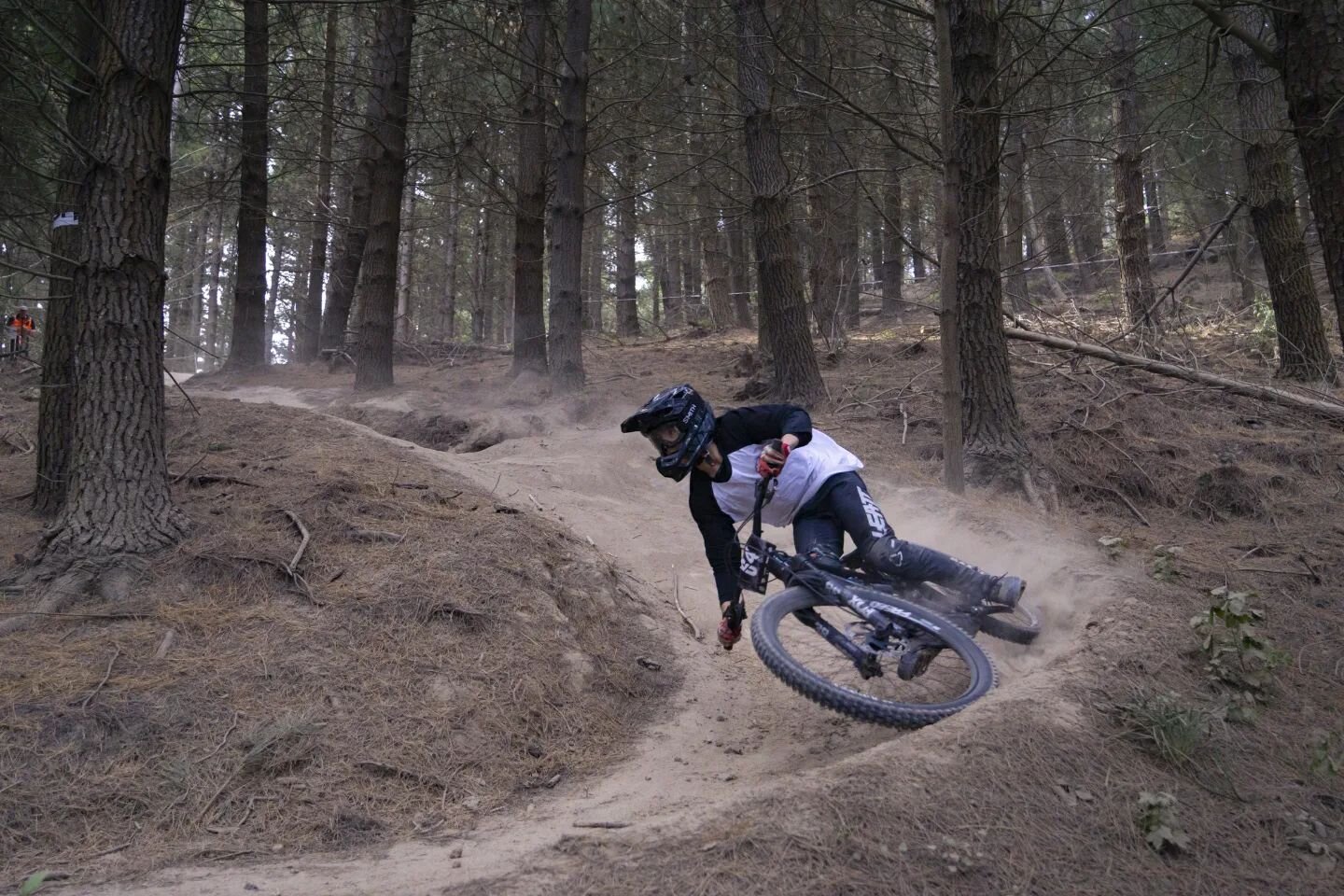 Who's doing the DH this weekend?

Team Dirtside rider Joel showing us all how to corner 👊.

📷 @twentysix_frames

#teamdirtside
#dirtside
#fistbump
#fistbumpsforever 
#downhill
#downhillmtb
#mtb
#mtblife
#lifebehindbars
#gripstotheground
