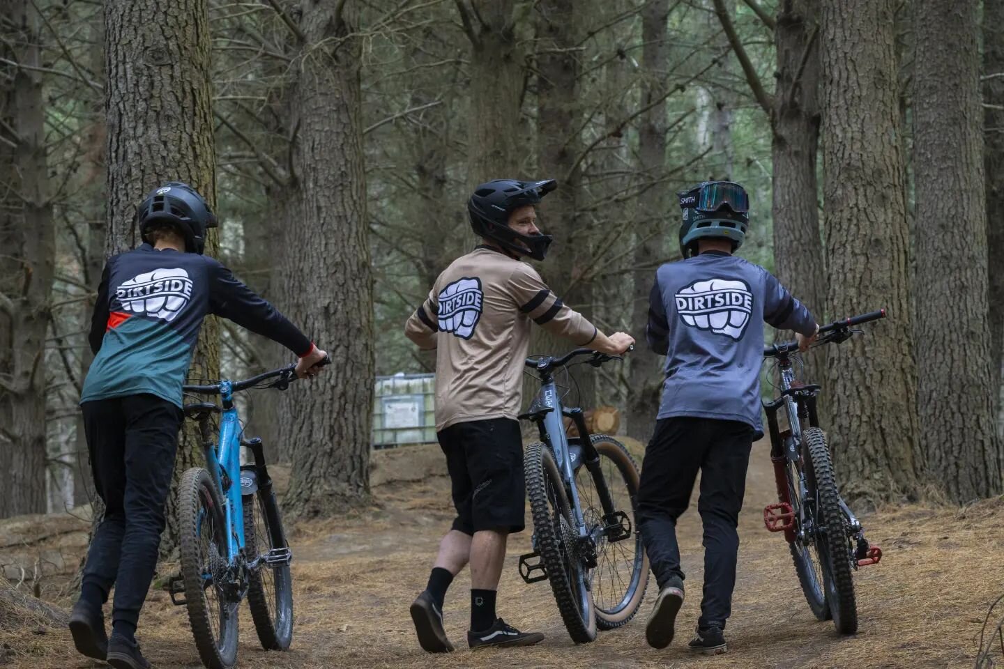 Check out our new team rider tops!

Follow us and tag 3 of your mates in the comments section below and you could win one!

📷 @twentysix_frames

#teamdirtside
#dirtside
#mtb
#mtblove
#mtblife
#lifebehindbars 
#win
#slick
#youknowyouwantone
#tagandwi