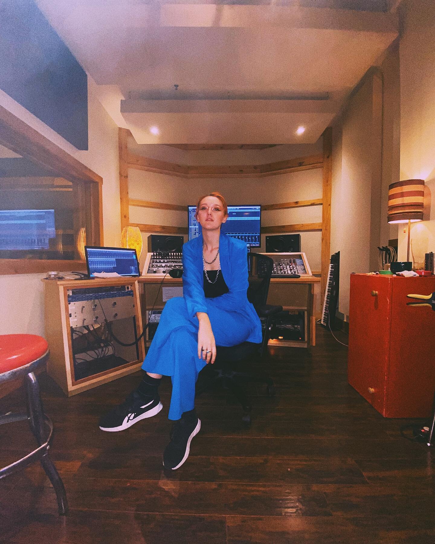 petits bts de cette ann&eacute;e de studio &agrave; enregistr&eacute; MON ALBUM 🥹💕 j&rsquo;ai tellement h&acirc;te de vous partagez ces 12 chansons ✨ en attendant, pre save l&rsquo;album en cliquant sur le lien dans ma bio 👉 @roselle.officiel ✨