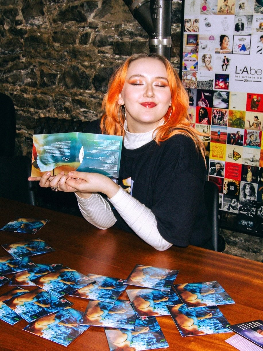 Aujourd'hui, je suis pass&eacute;e chez @letartistsbe pour aller chercher quelque chose de bien sp&eacute;cial : LES ALBUMS PHYSIQUES D'EAU SAL&Eacute;E ✨✨✨

C'est maintenant en vente sur mon BANDCAMP et sur mon SITE WEB 💅🏼
Il y a quelques copies e