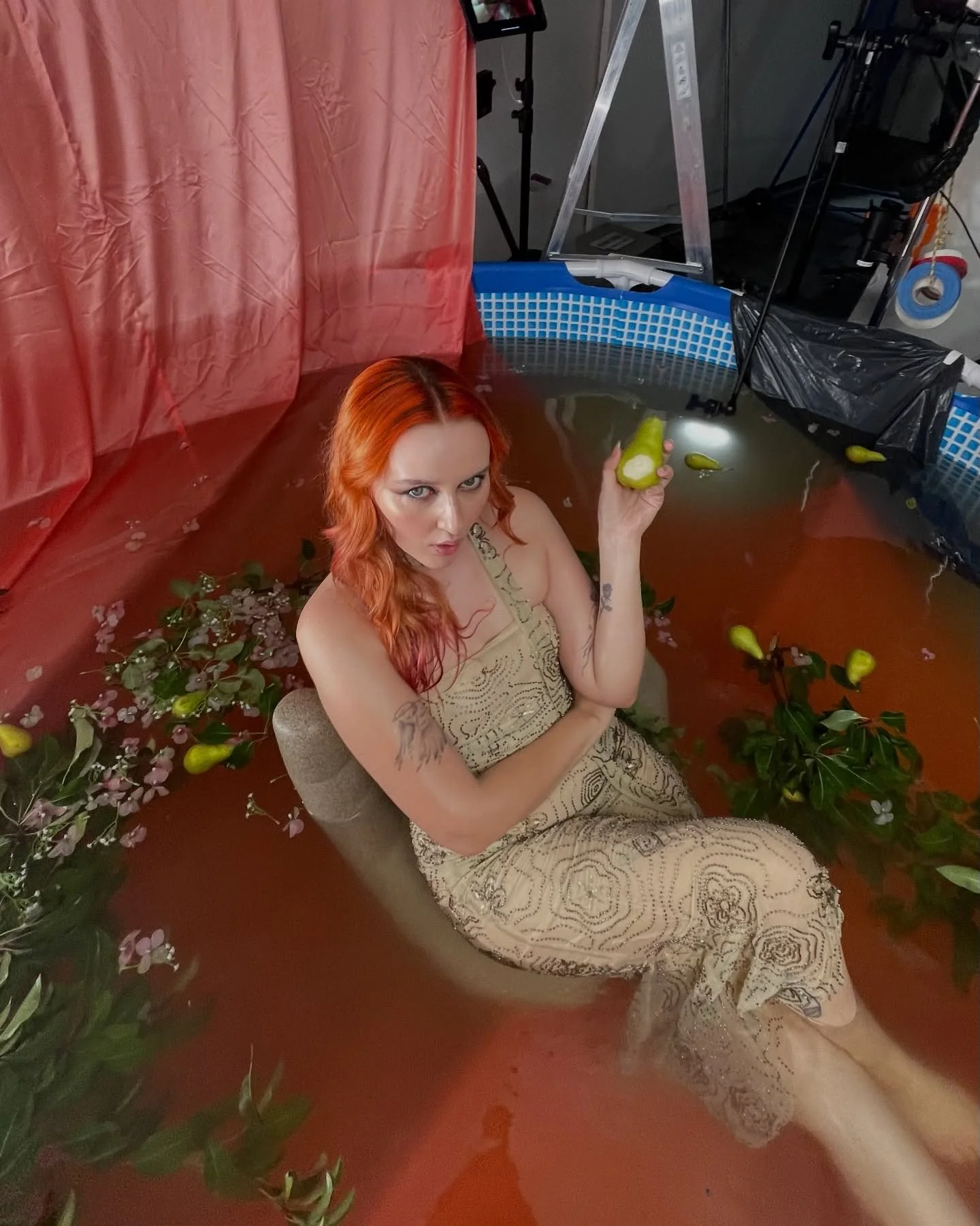 Alors, avez vous vu le visuel officiel de QUARTIERS qui vient de sortir ? 👀

C'est moi qui a pass&eacute; des heures &agrave; croquer des bonnes poires qui baignaient dans la m&ecirc;me vieille eau de piscine dans laquelle on a film&eacute; deux aut