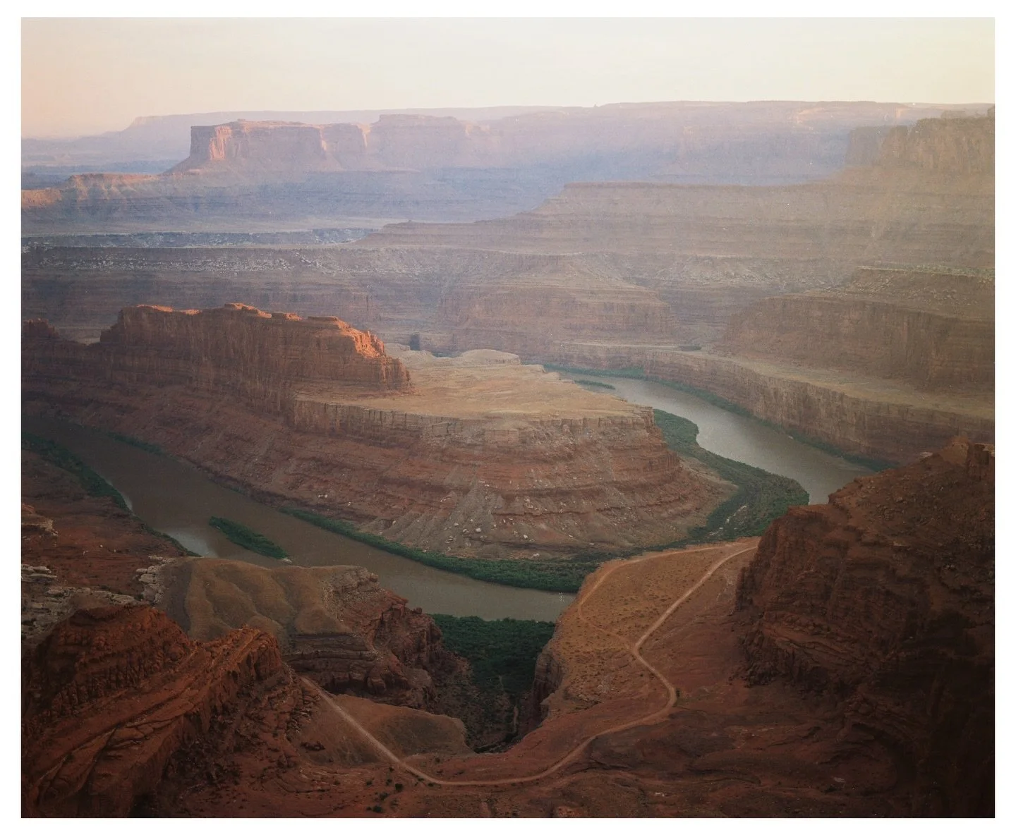 A desert sunset from last summer.  Didn&rsquo;t see any dead horses when we were here, so that was a welcomed surprise. 

🎞️ @kodak Gold 200 120
📸 Mamiya RB67
🧪 Me 👨&zwj;🔬

#filmphotography @kodakprofessional #kodak @thenoir.film