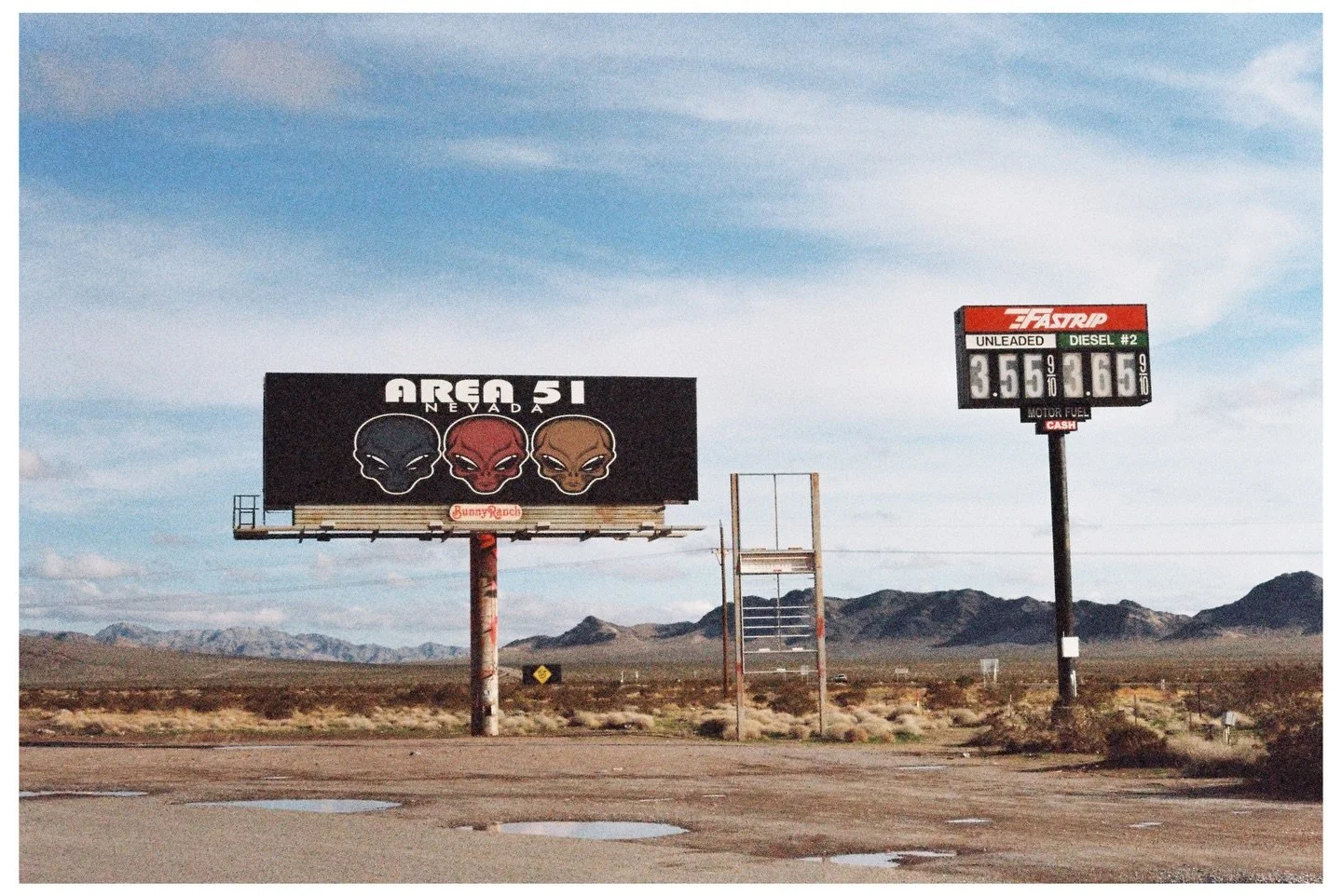 Went to try and find extraterrestrials in Nevada, but all I got was a stupid sticker and a bad reading from a green, animatronic, fortune teller alien. 👽  Figured I&rsquo;d take some 35mm film pictures for the memories. 

🎞️ @kodak Portra 800 35mm
