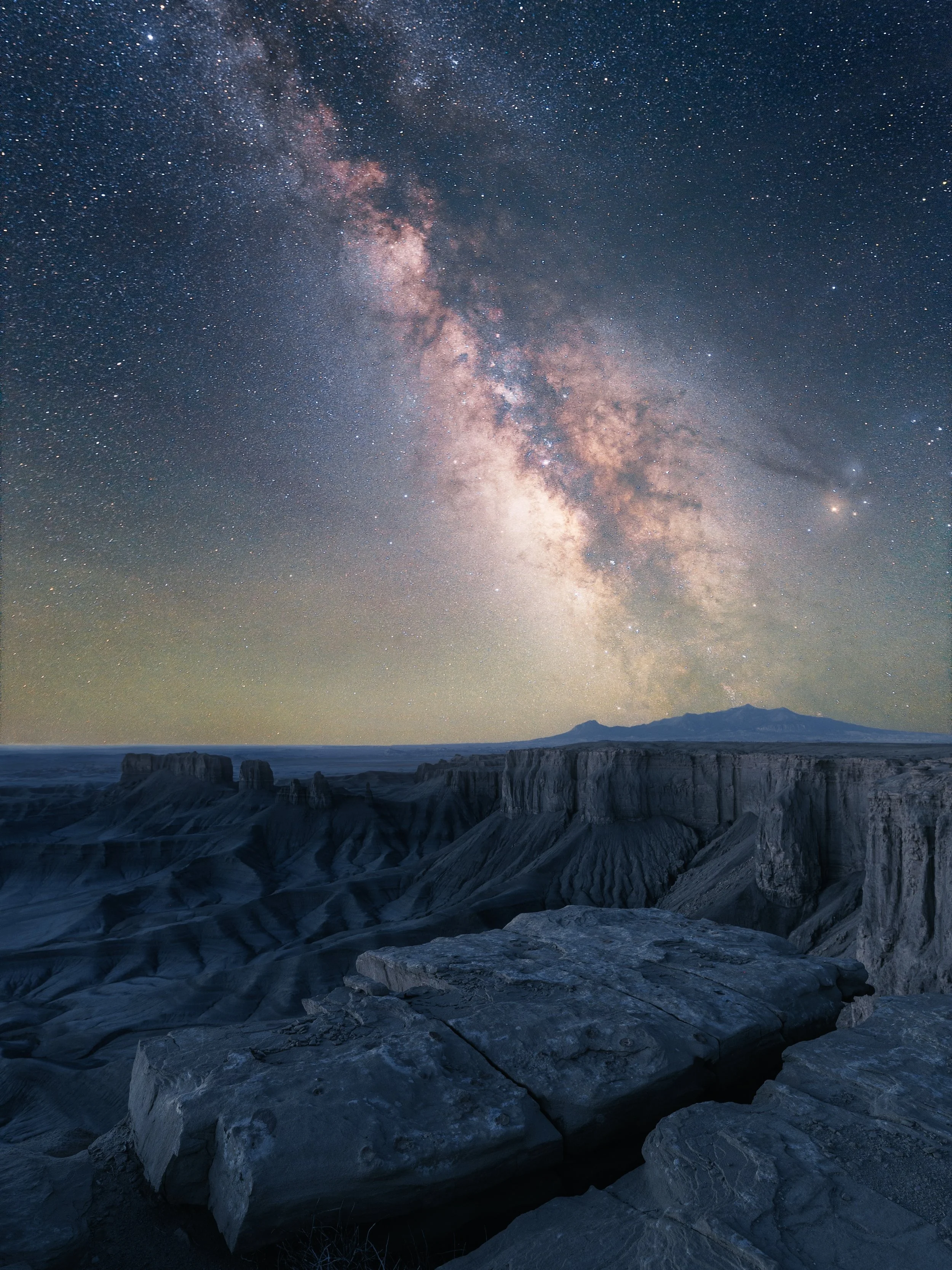 Sitting in the desert and watching the stars for an entire night is easily a top 5 activity&hellip;even if it means going nearly 40 hours of almost no sleep, running off of energy drinks and a really solid power nap. 

#canon @canonusa #utah #astroph