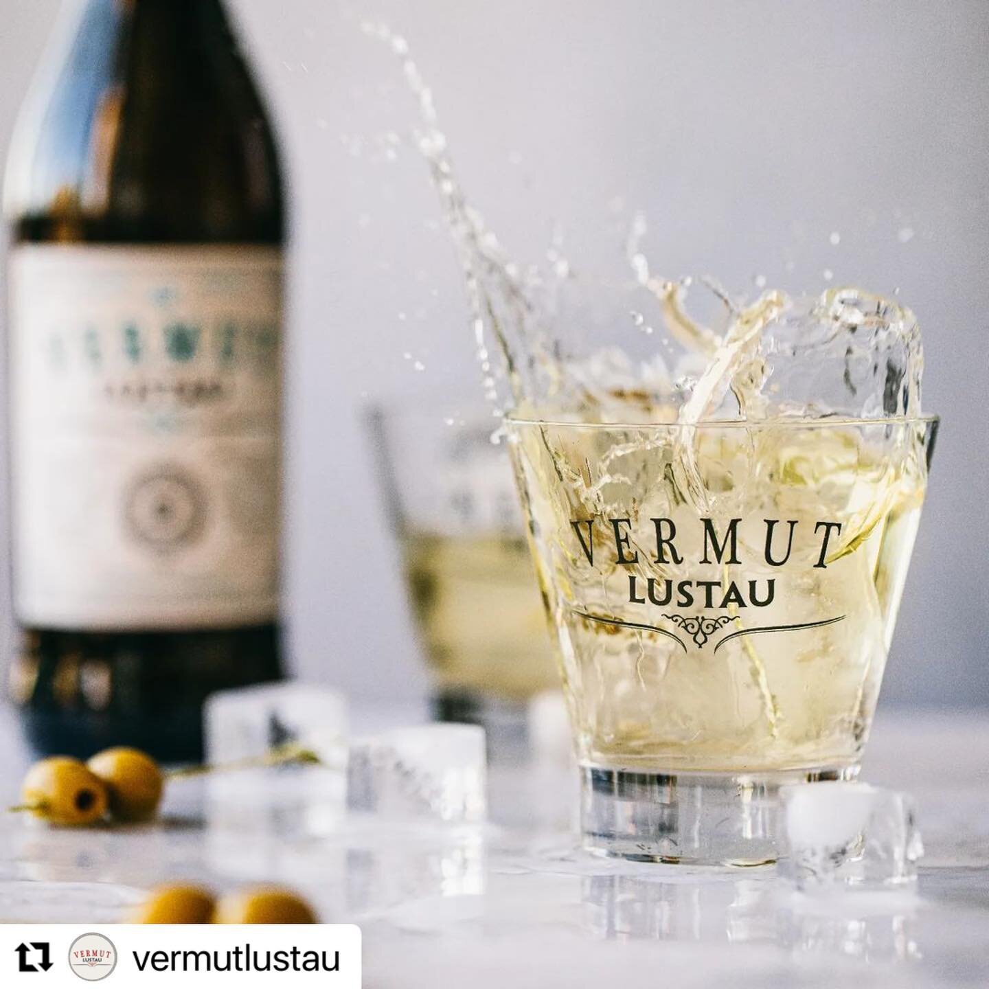 #Repost @vermutlustau with @make_repost
・・・
Seductor, con car&aacute;cter y deliciosamente refrescante, as&iacute; es nuestro vermut blanco.
&iquest;Ya lo has probado?
&bull;&bull;&bull;
Our white vermouth is charming, full of flavor and delightfully