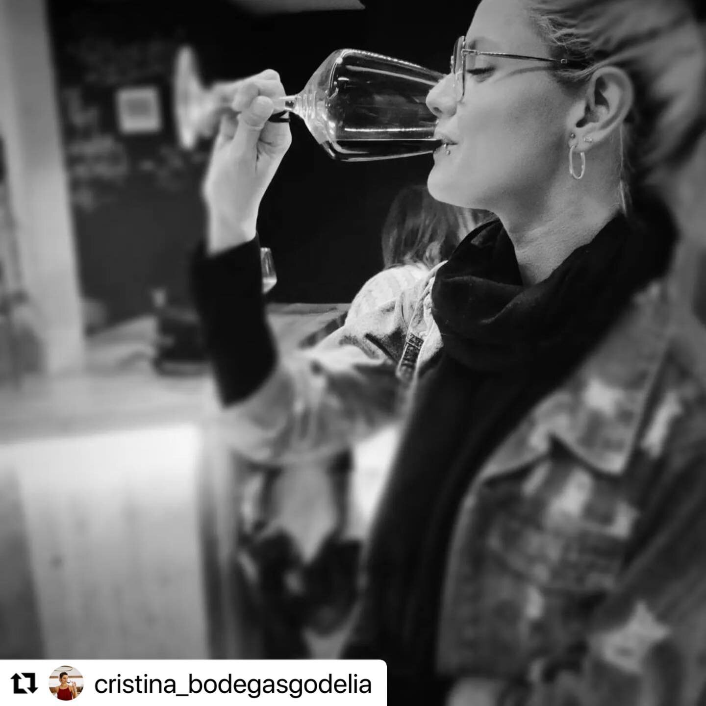 #Repost @cristina_bodegasgodelia with @make_repost
・・・
Feliz lunes de Pascua, o lo que celebres hoy... Cualquier dia es bueno para brindar 🥂

#semanasanta2022 #elbierzomola #lapascuacacabelos #limonada #mencia