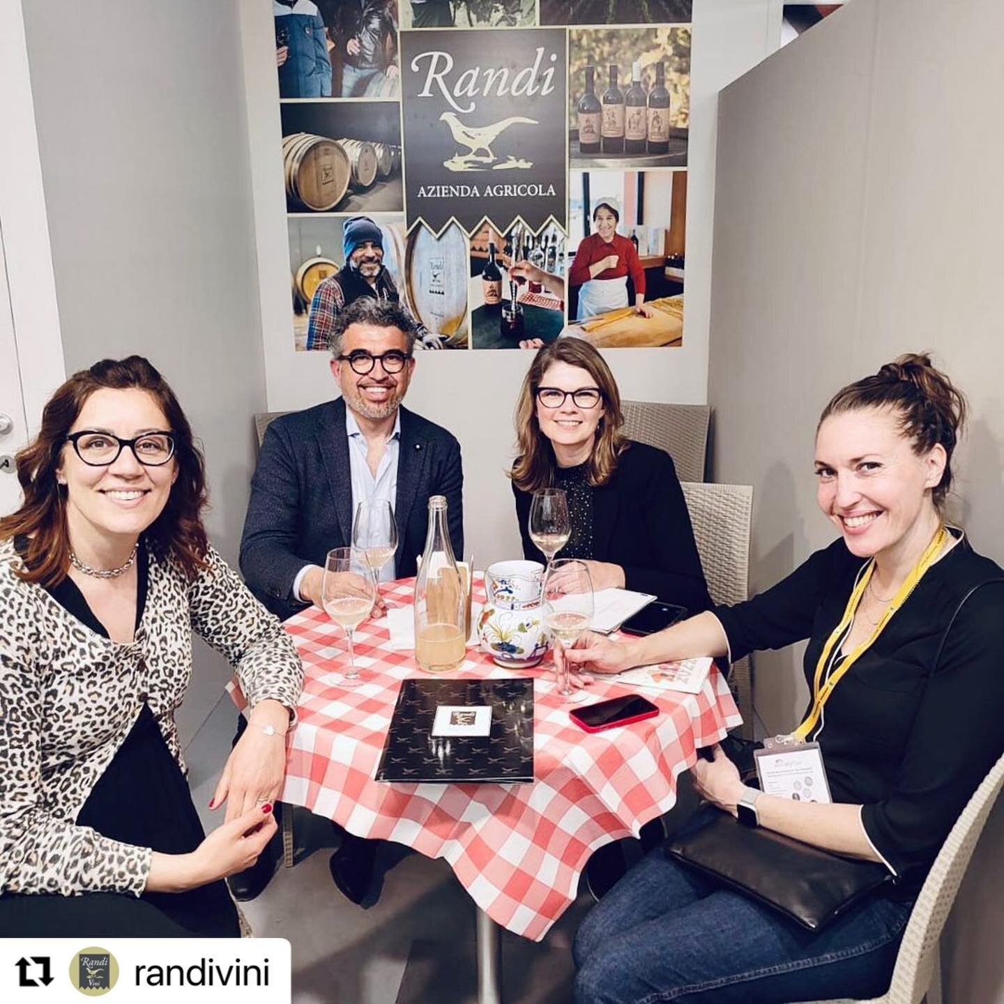 #Repost @randivini with @make_repost
・・・
Da pochi giorni si &egrave; conclusa l'edizione 2022 del VINITALY, un ritorno importante che abbiamo vissuto con grande emozione. Sono stati giorni belli, di incontri e brindisi per condividere i valori, le pa